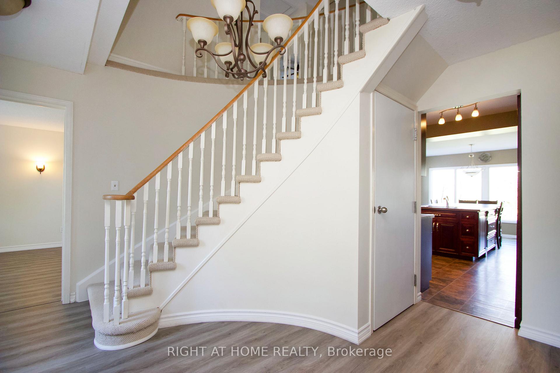 Photo 10 of 102 Hialeah Crescent, Whitby, Blue Grass Meadows — HOMEH