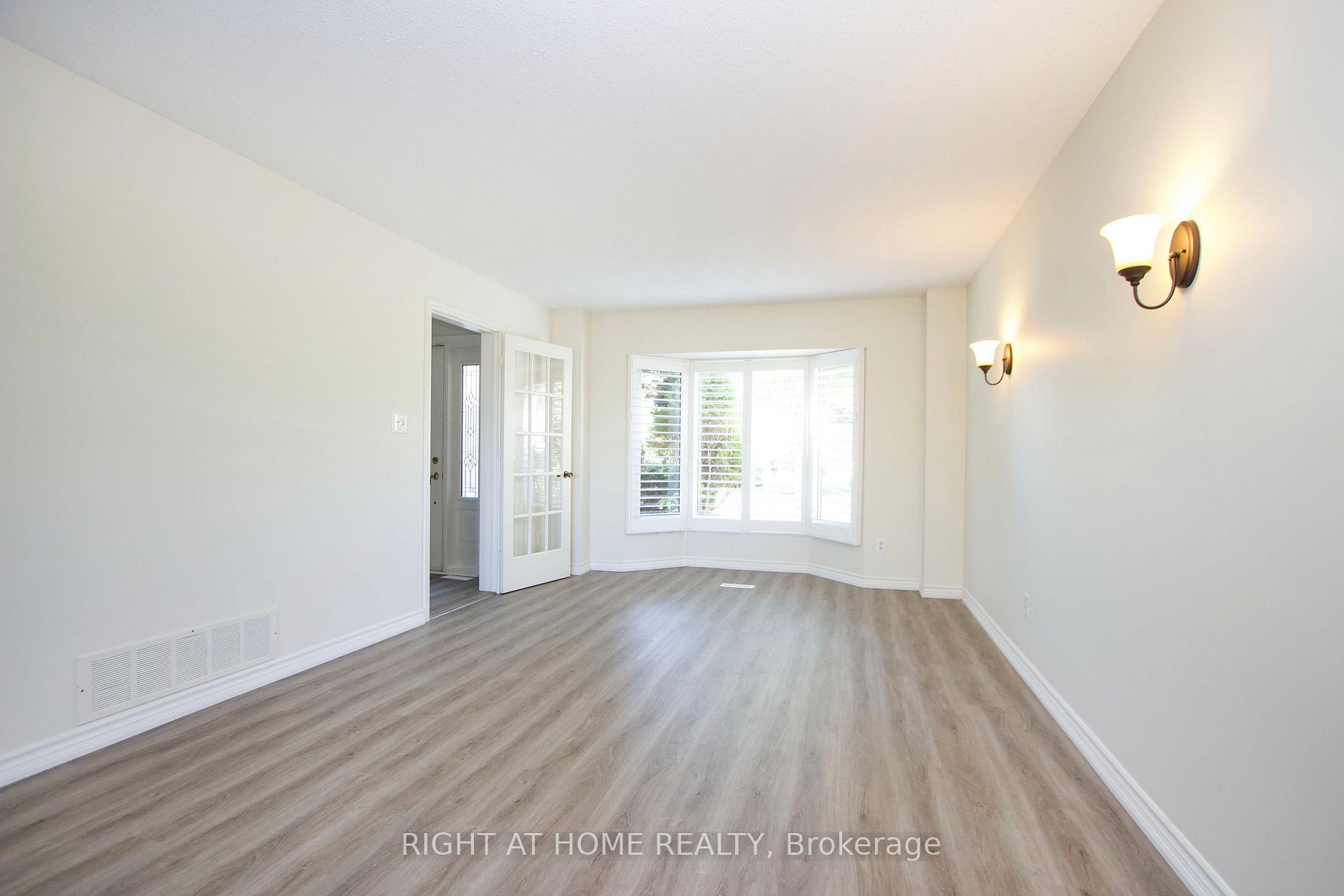 Photo 7 of 102 Hialeah Crescent, Whitby, Blue Grass Meadows — HOMEH
