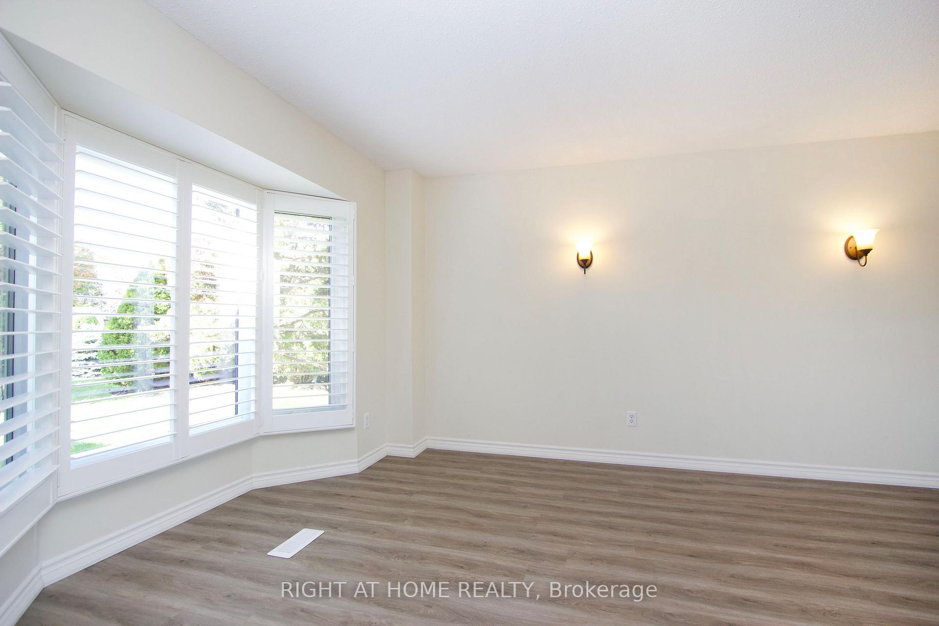 Photo 11 of 102 Hialeah Crescent, Whitby, Blue Grass Meadows — HOMEH