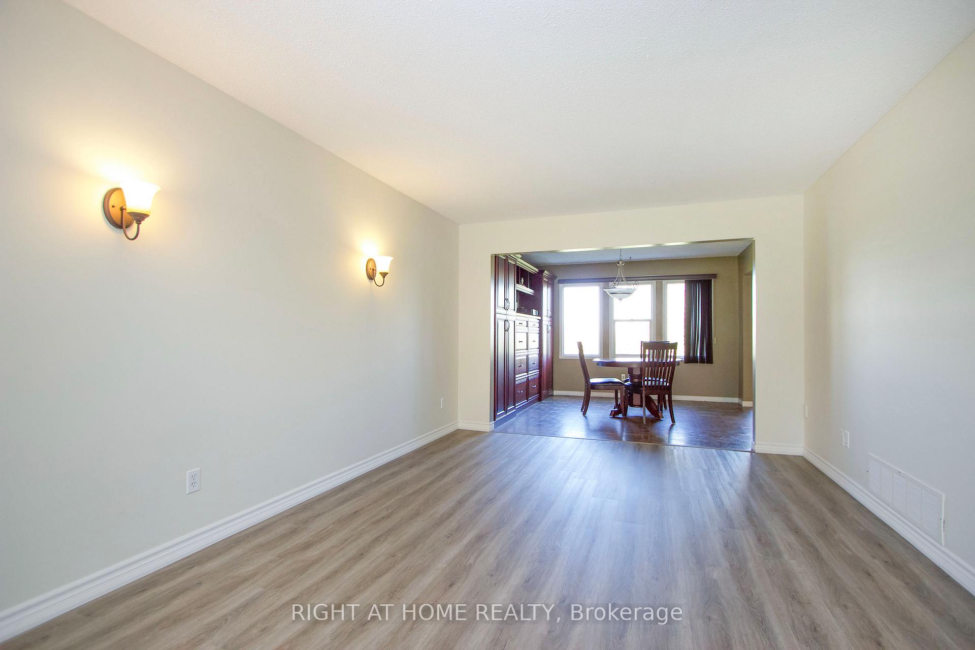 Photo 14 of 102 Hialeah Crescent, Whitby, Blue Grass Meadows — HOMEH
