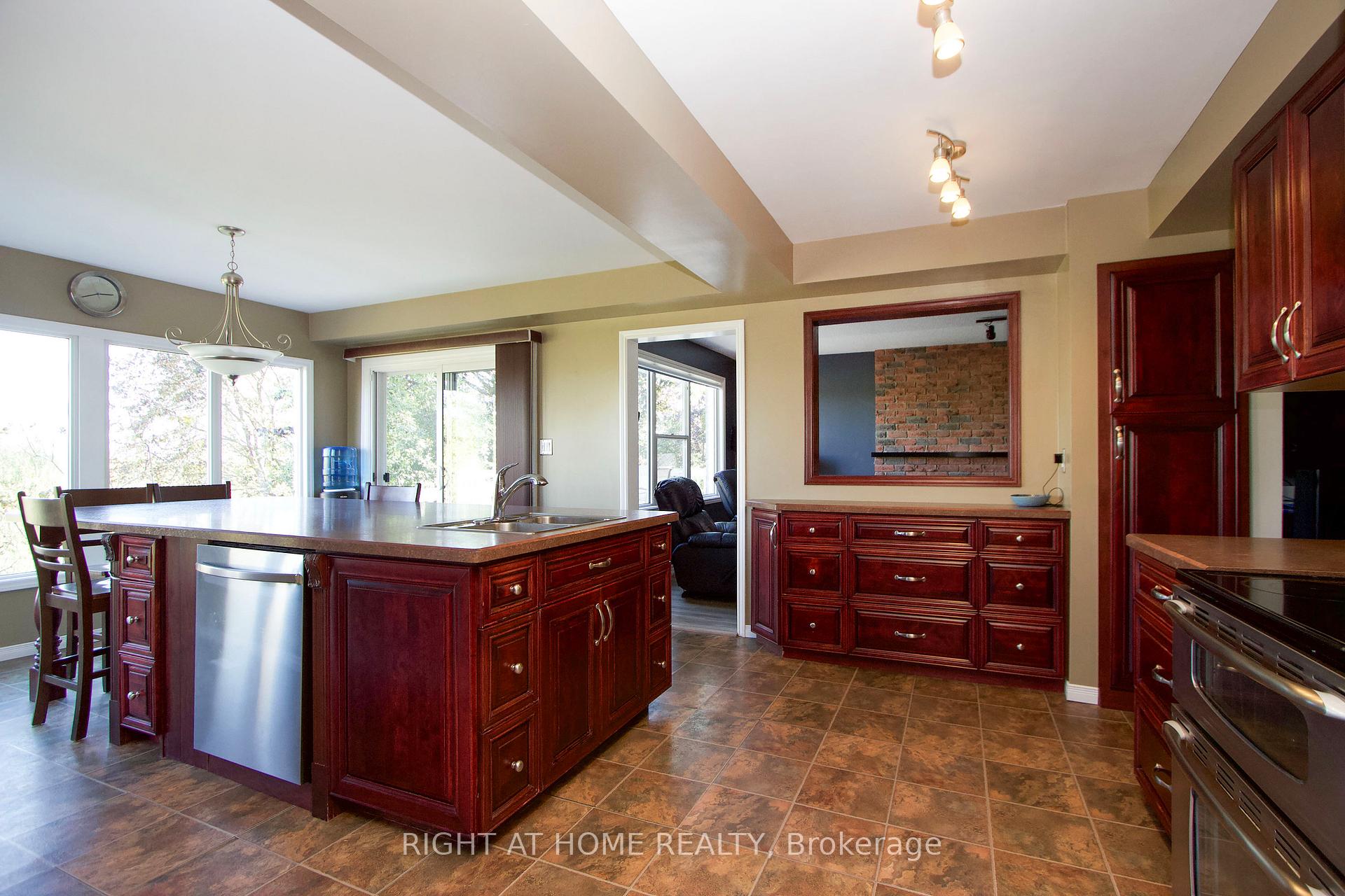 Photo 17 of 102 Hialeah Crescent, Whitby, Blue Grass Meadows — HOMEH