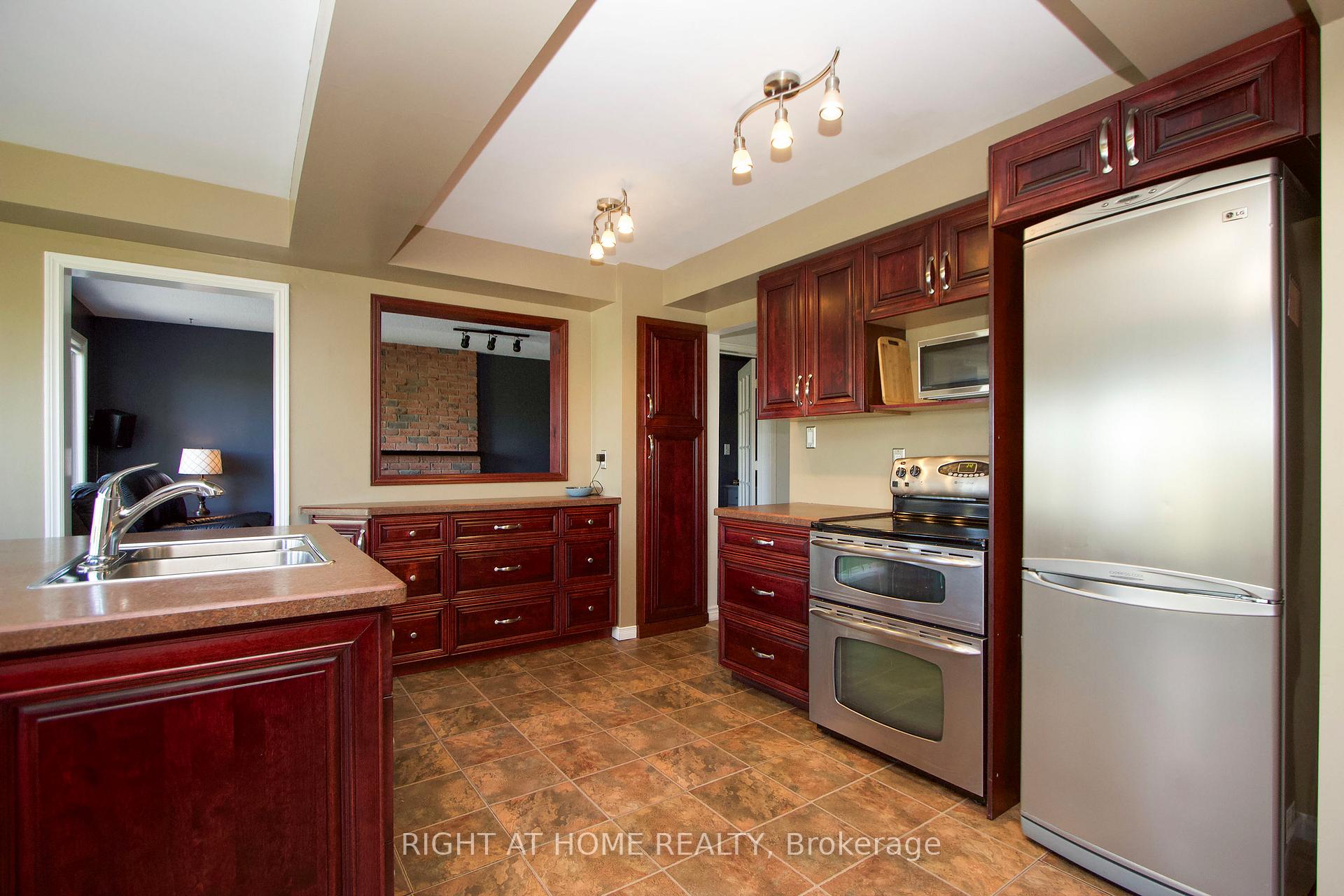 Photo 21 of 102 Hialeah Crescent, Whitby, Blue Grass Meadows — HOMEH