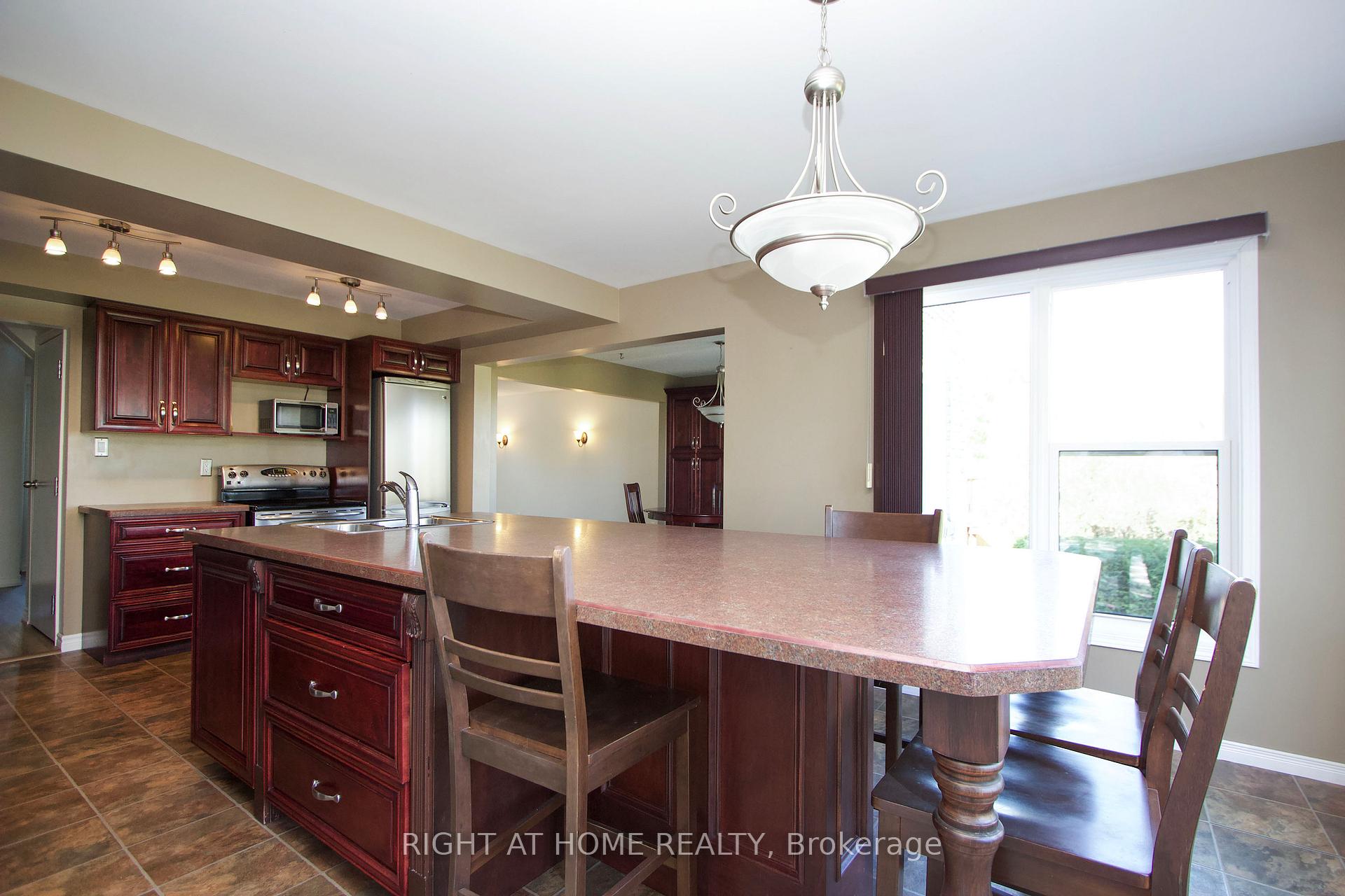 Photo 23 of 102 Hialeah Crescent, Whitby, Blue Grass Meadows — HOMEH