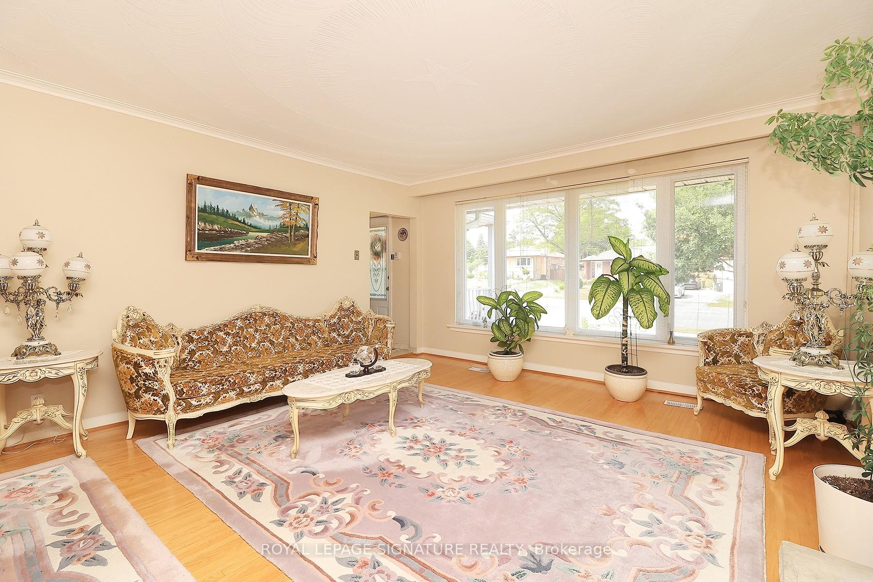 Photo 12 of 989 Midland Avenue, Scarborough, Eglinton East — HOMEH