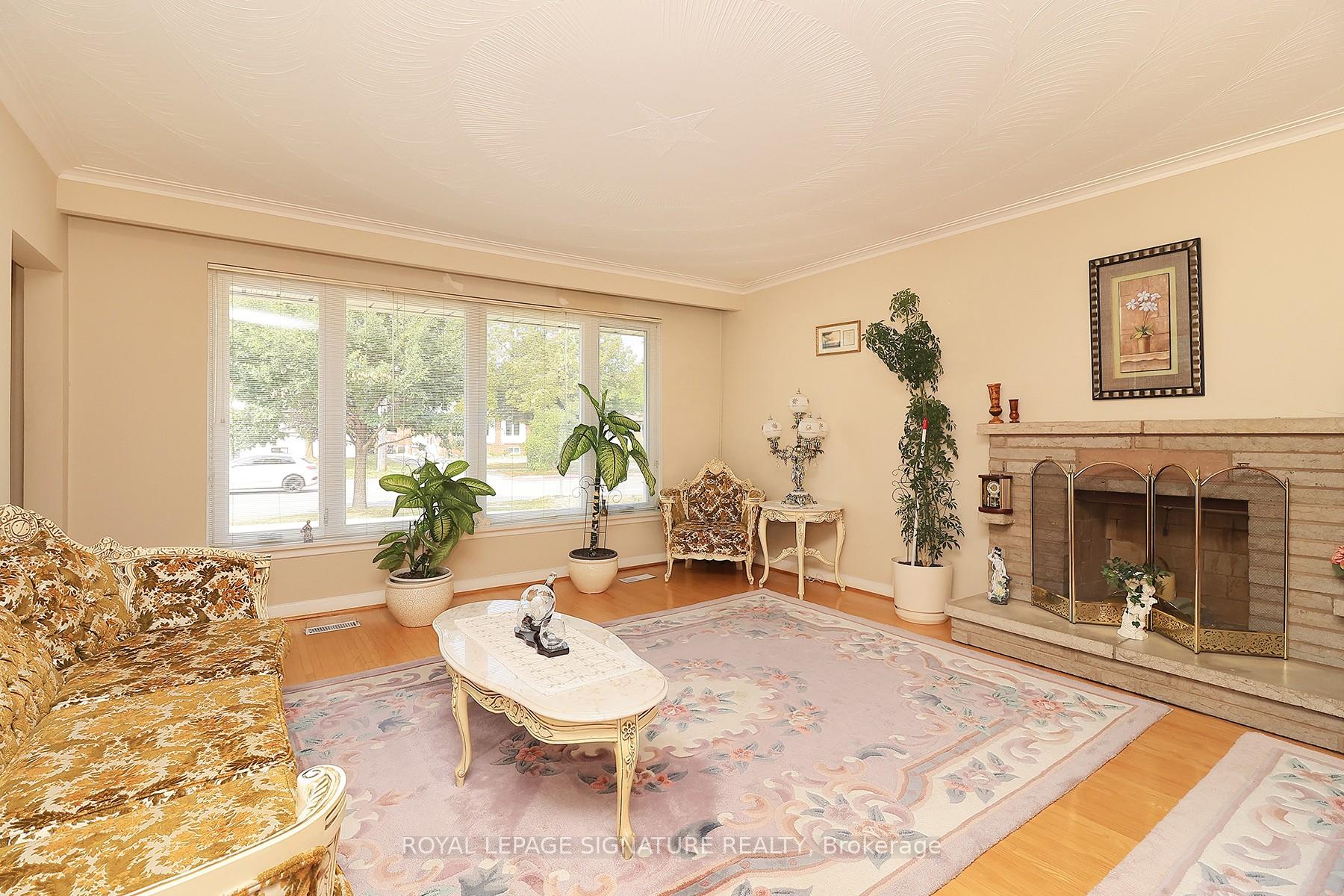 Photo 5 of 989 Midland Avenue, Scarborough, Eglinton East — HOMEH
