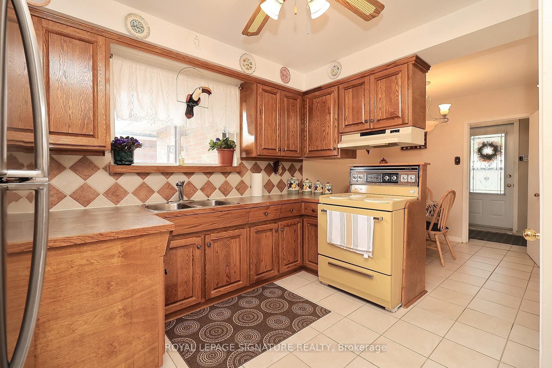 Photo 8 of 989 Midland Avenue, Scarborough, Eglinton East — HOMEH