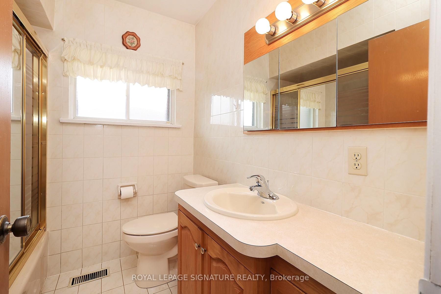 Photo 16 of 989 Midland Avenue, Scarborough, Eglinton East — HOMEH