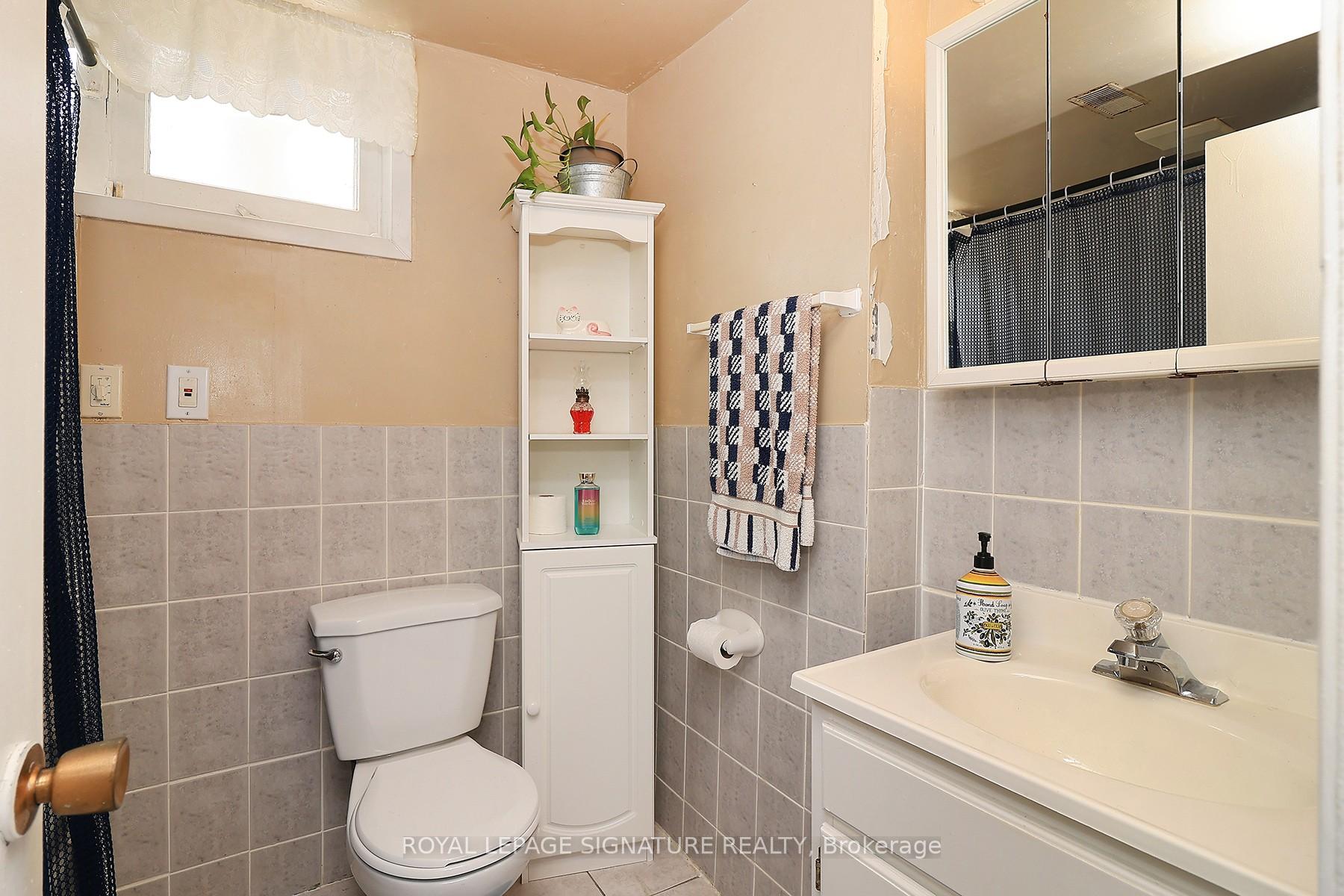 Photo 15 of 989 Midland Avenue, Scarborough, Eglinton East — HOMEH
