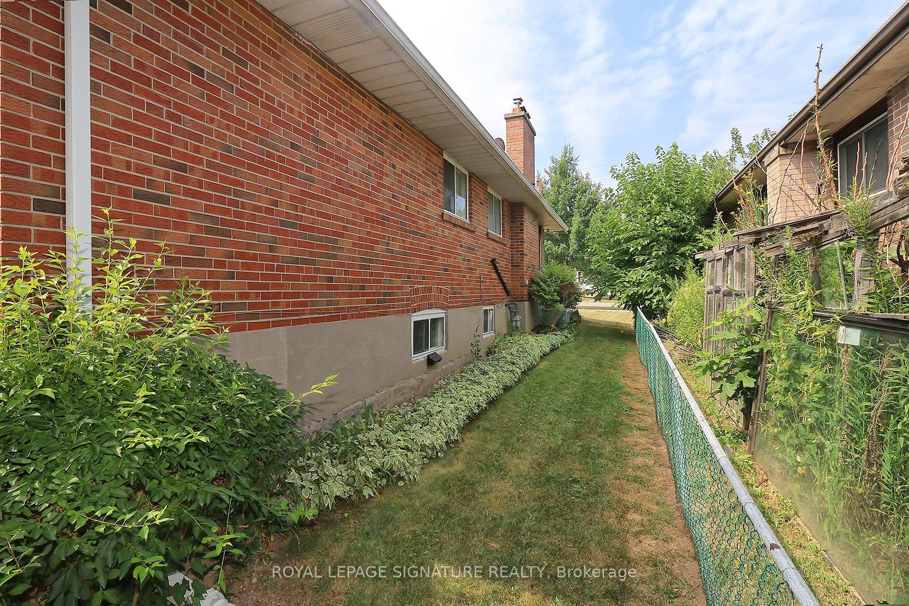 Photo 32 of 989 Midland Avenue, Scarborough, Eglinton East — HOMEH