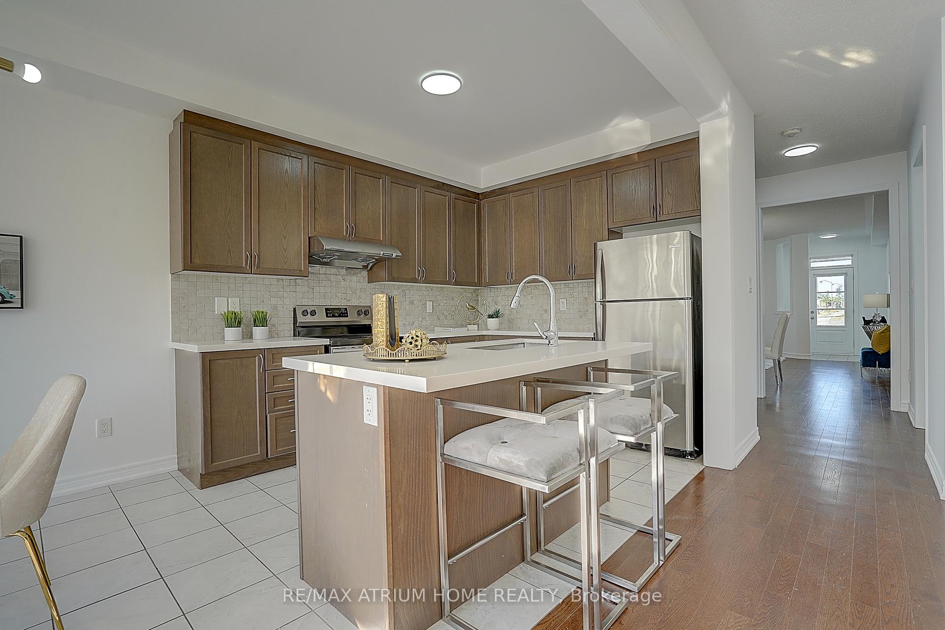 Photo 3 of 26 Decast Crescent, Markham, Box Grove — HOMEH