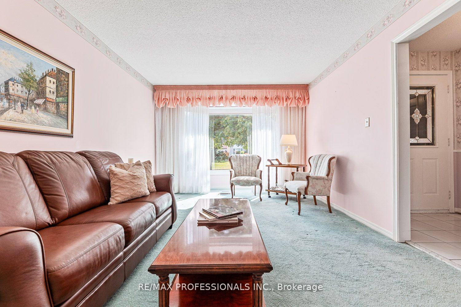 Photo 3 of 41 McCabe Crescent, Caledon, Bolton North — HOMEH