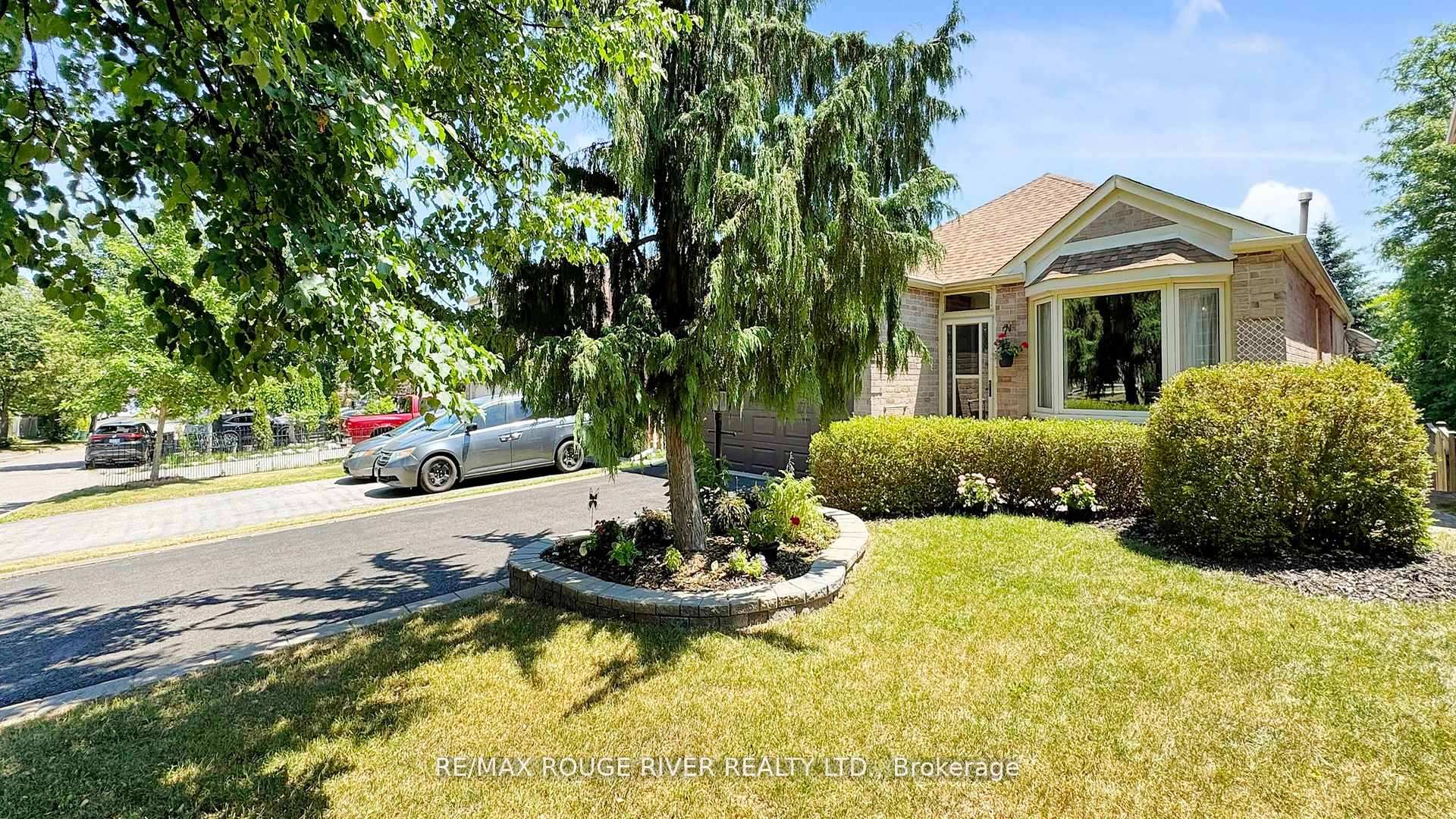 Photo 3 of 1009 Maury Crescent, Pickering, Liverpool — HOMEH