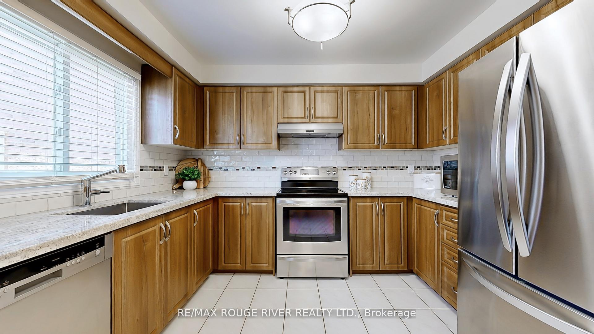 Photo 5 of 1009 Maury Crescent, Pickering, Liverpool — HOMEH