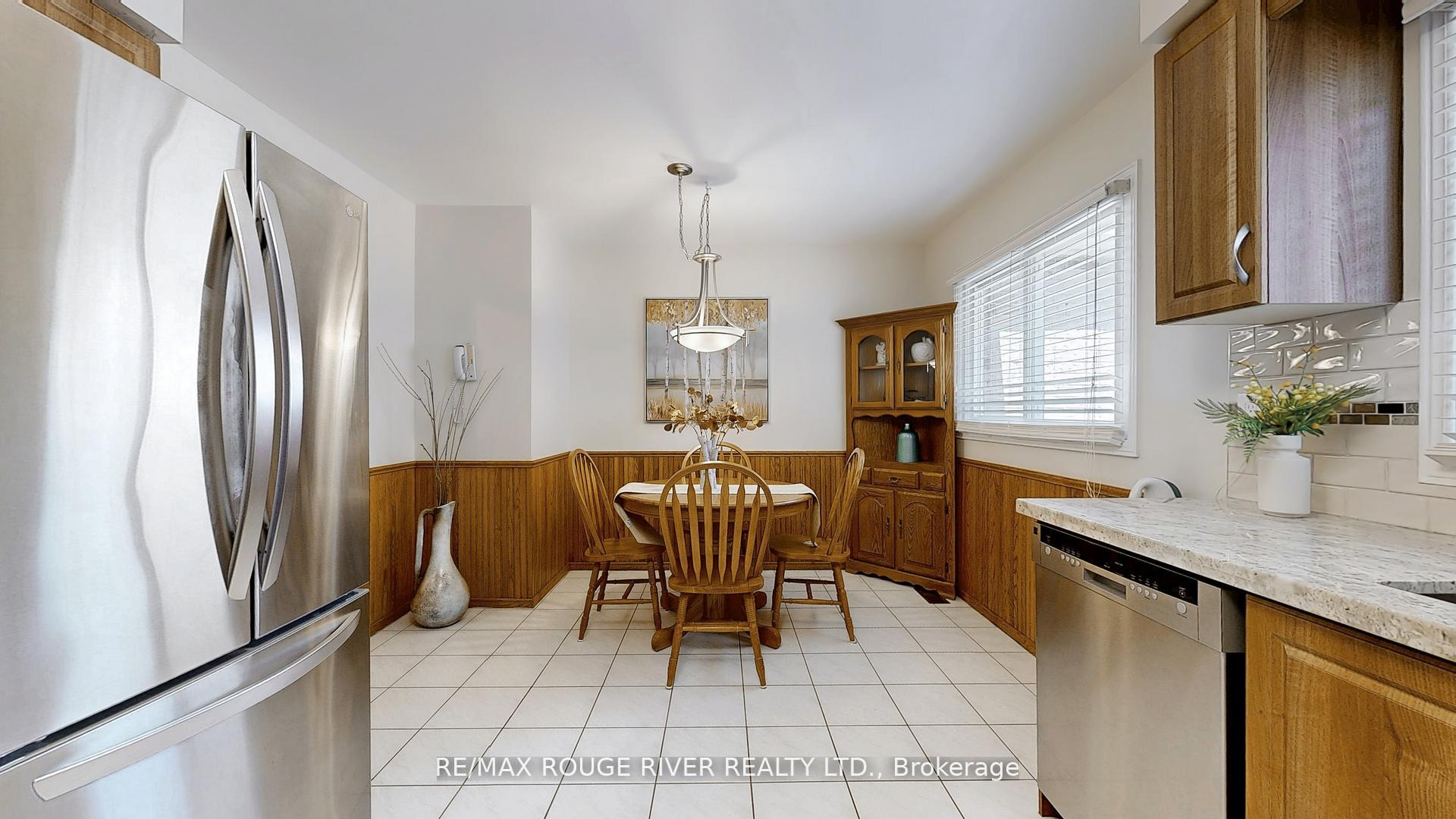 Photo 4 of 1009 Maury Crescent, Pickering, Liverpool — HOMEH