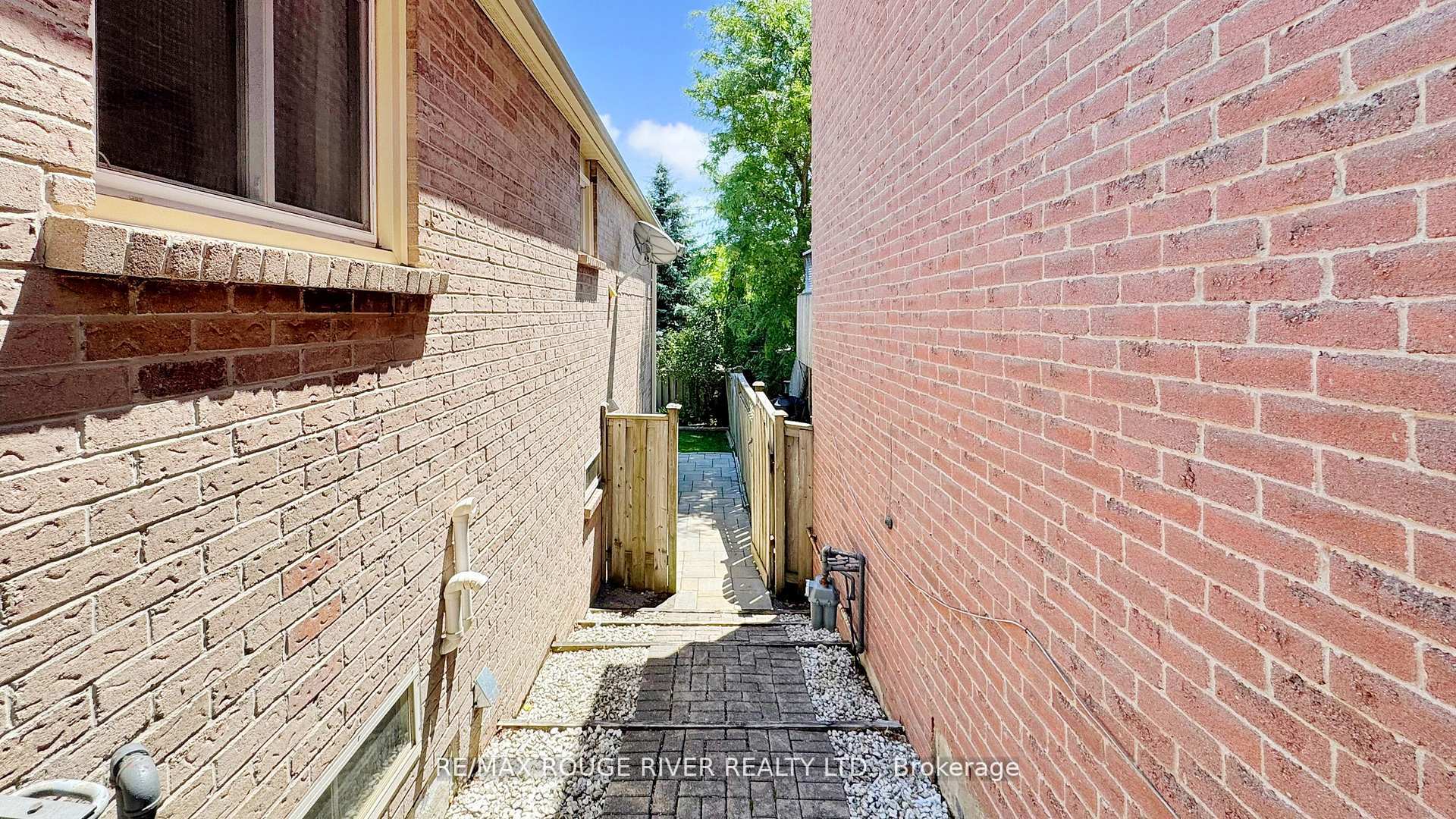 Photo 39 of 1009 Maury Crescent, Pickering, Liverpool — HOMEH