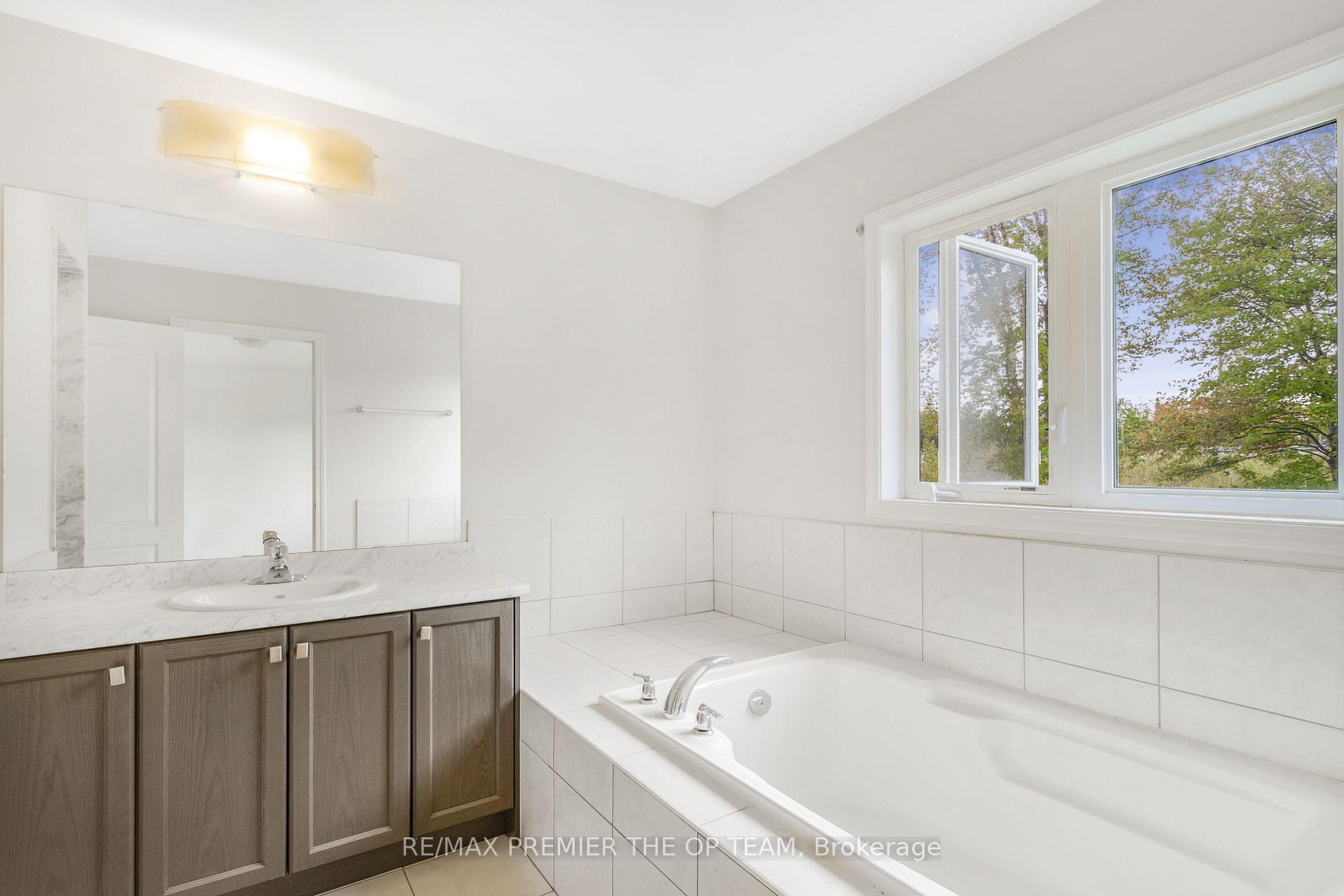 Photo 21 of 220 Esther Crescent, Thorold, Hurricane/Merrittville — HOMEH