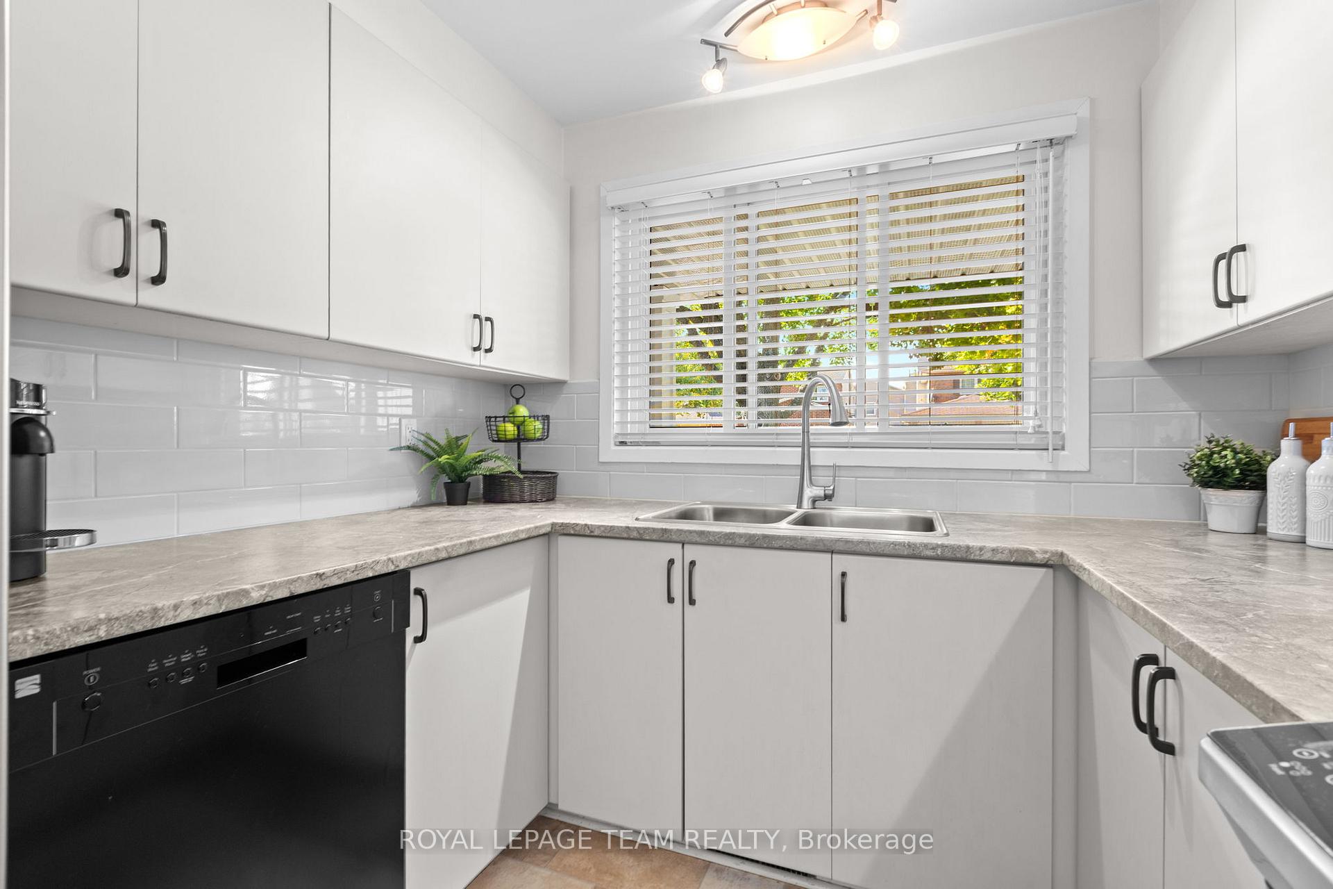 Photo 4 of 24 Hyannis Avenue, Ottawa, Barrhaven - Cedargrove/Fraserdale — HOMEH