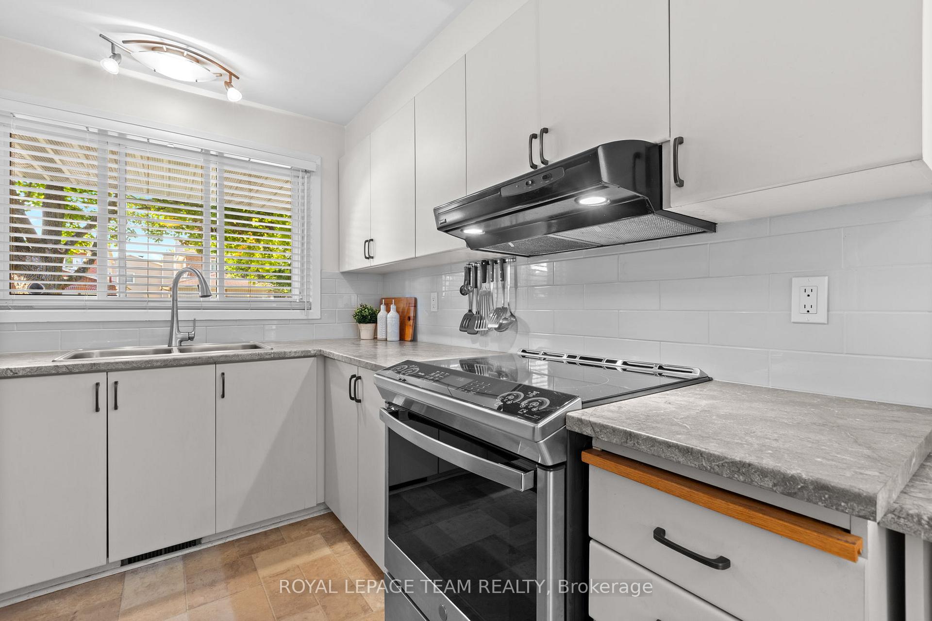 Photo 3 of 24 Hyannis Avenue, Ottawa, Barrhaven - Cedargrove/Fraserdale — HOMEH