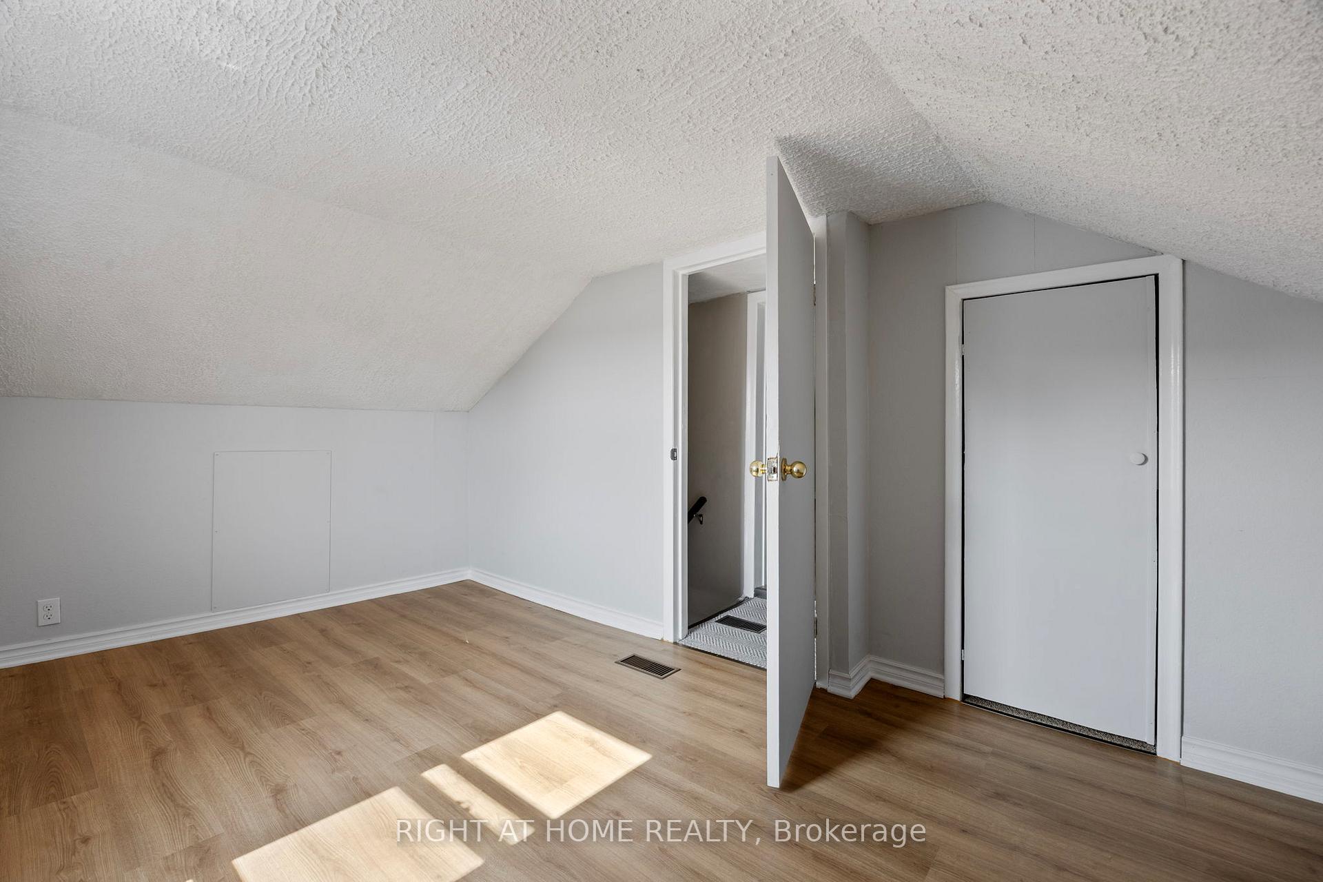 Photo 2 of 564 Taylor Avenue SW, Oshawa, Donevan — HOMEH