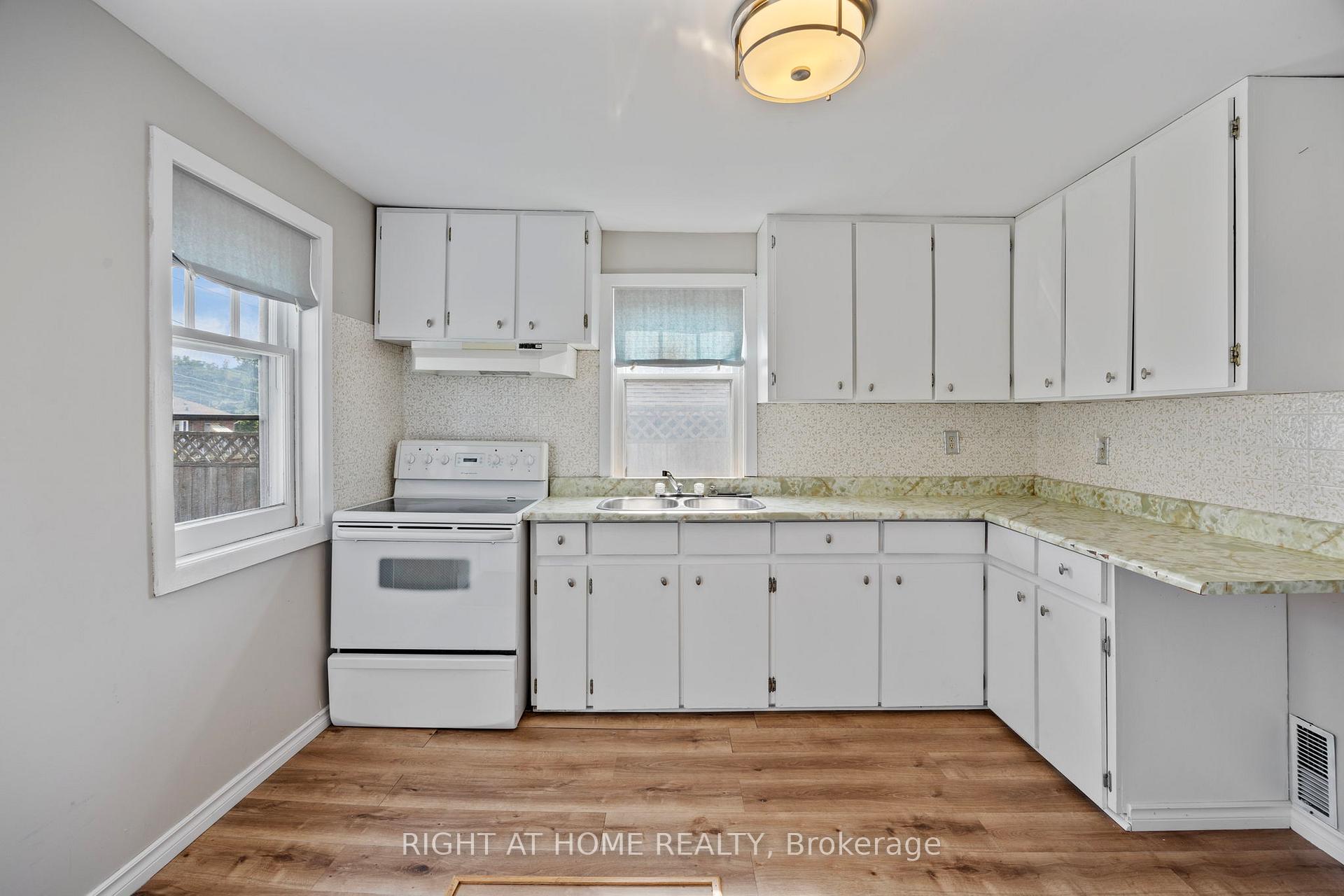 Photo 5 of 564 Taylor Avenue SW, Oshawa, Donevan — HOMEH
