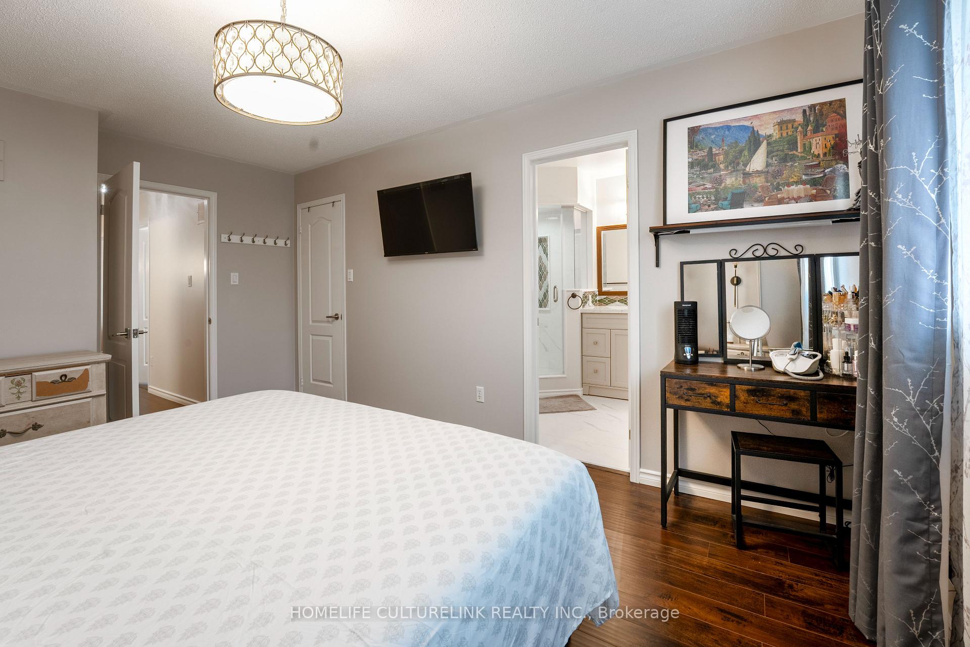 Photo 4 of 116 Sherwood Park Drive, Vaughan, Concord — HOMEH