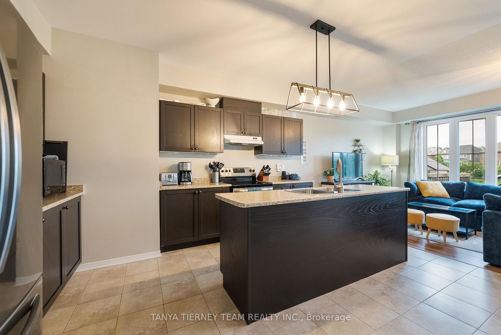 Photo 10 of 30 Lambdon Way, Whitby, Brooklin — HOMEH