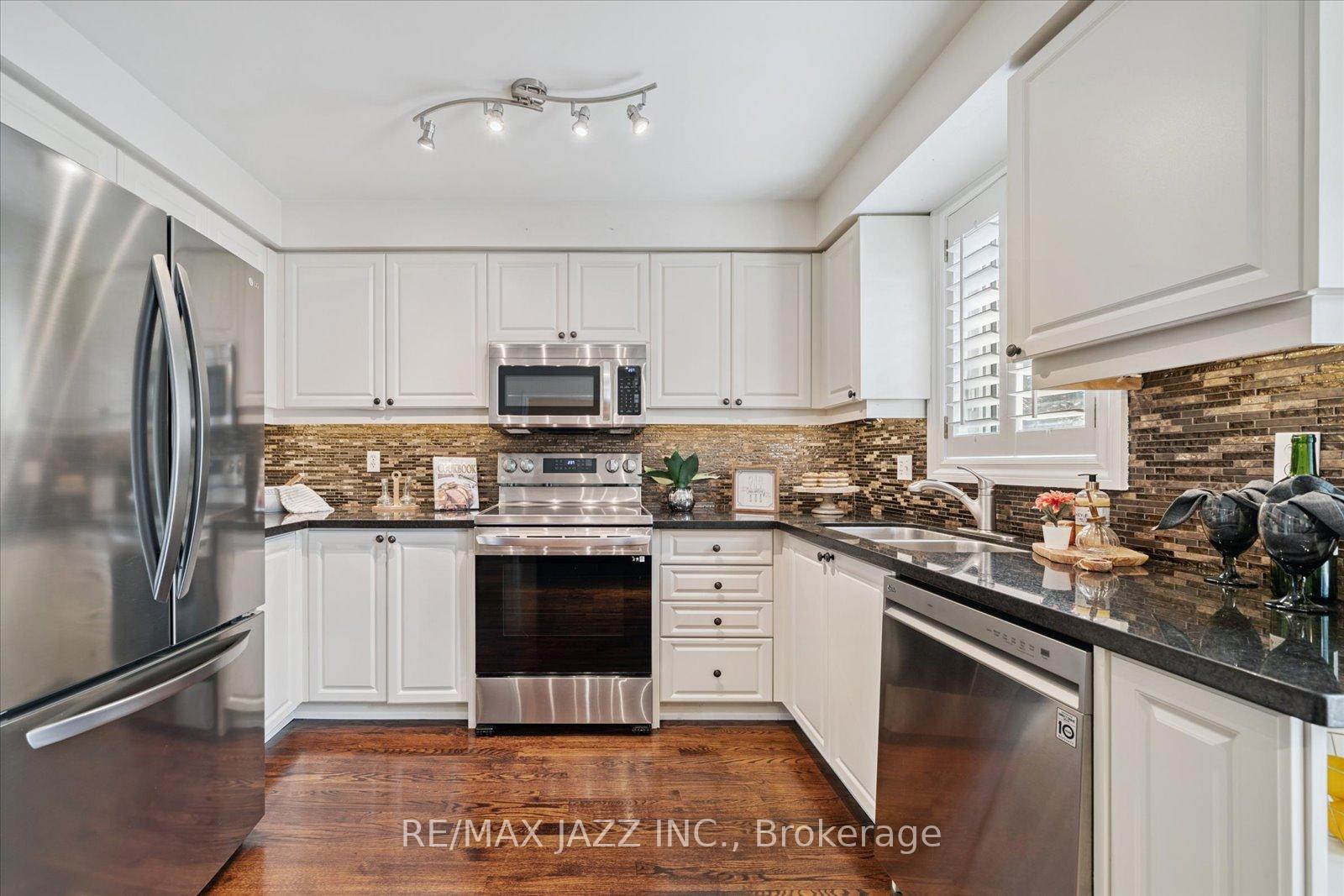 Photo 3 of 102 Harkness Drive, Whitby, Rolling Acres — HOMEH