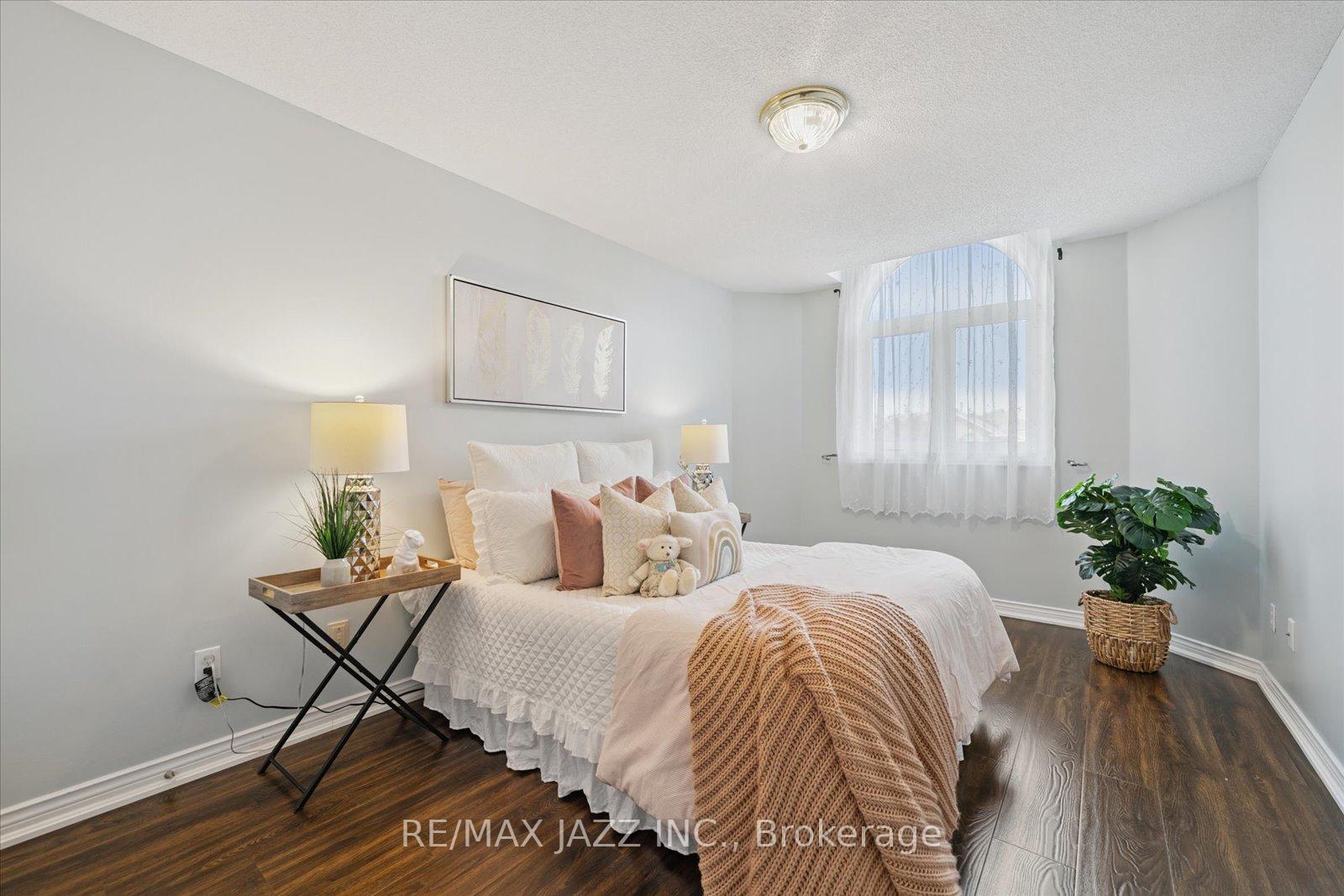 Photo 11 of 102 Harkness Drive, Whitby, Rolling Acres — HOMEH