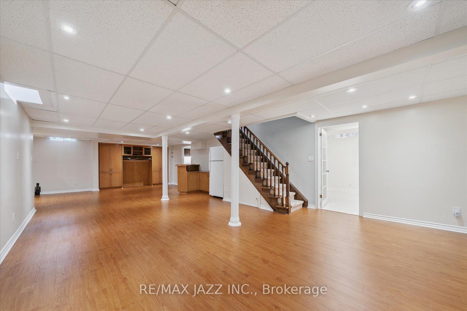 Photo 5 of 102 Harkness Drive, Whitby, Rolling Acres — HOMEH