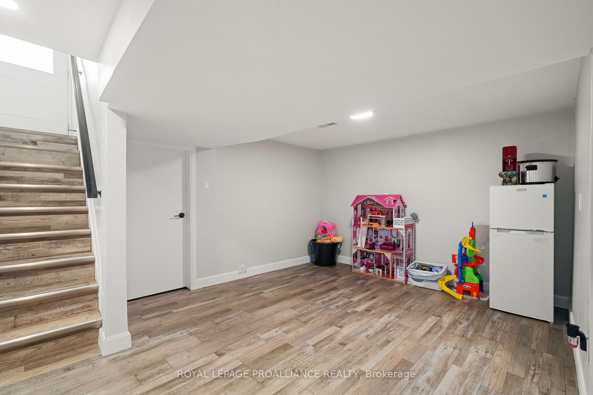 Photo 19 of 54 Weller Avenue, Kingston, Rideau — HOMEH