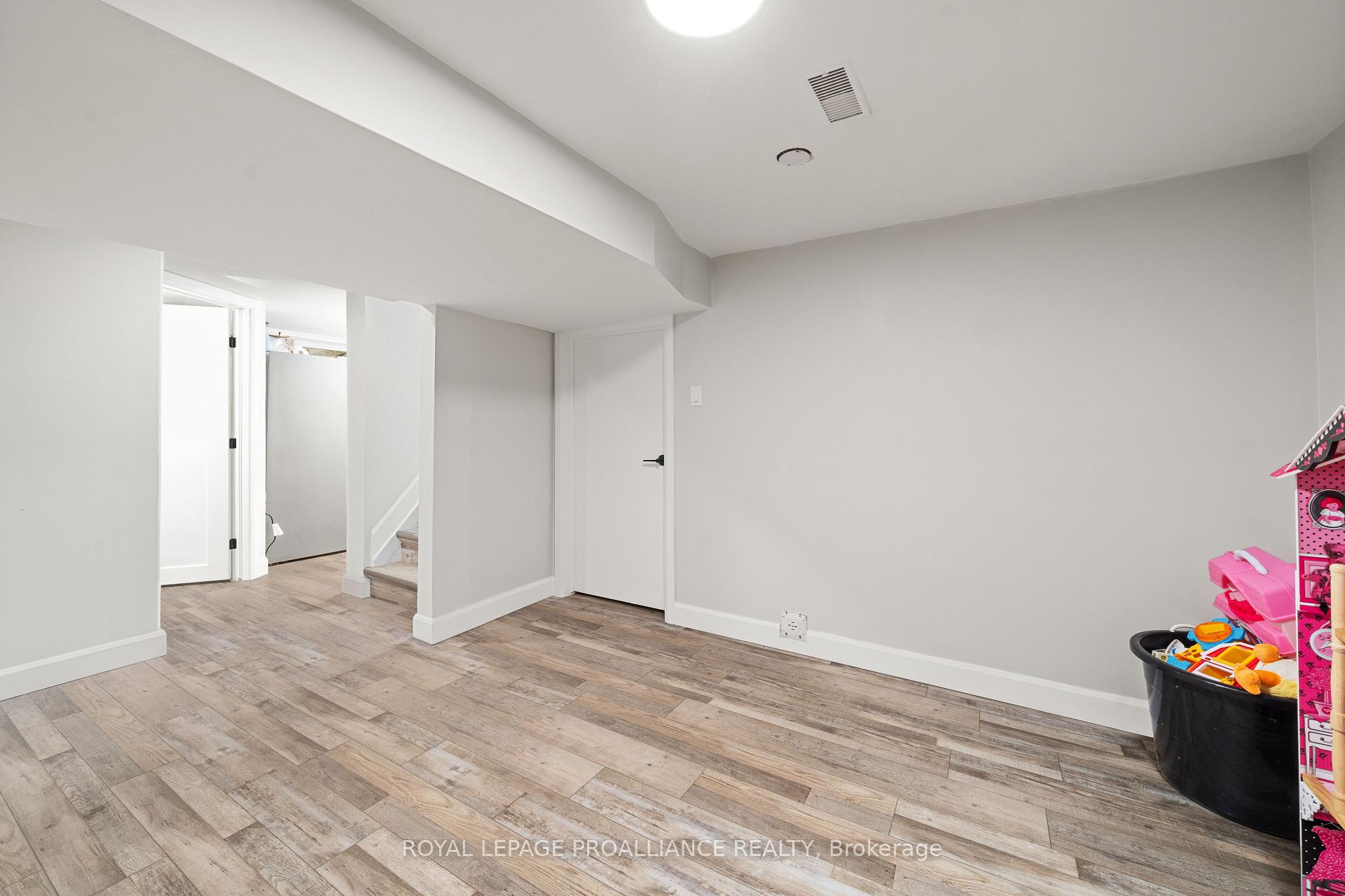 Photo 25 of 54 Weller Avenue, Kingston, Rideau — HOMEH