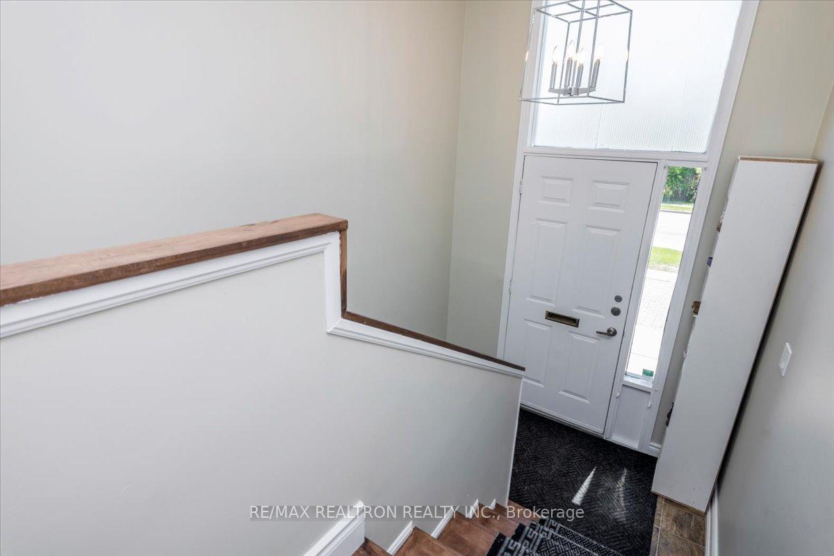 Photo 3 of 196 Edgehill Drive, Barrie, Edgehill Drive — HOMEH