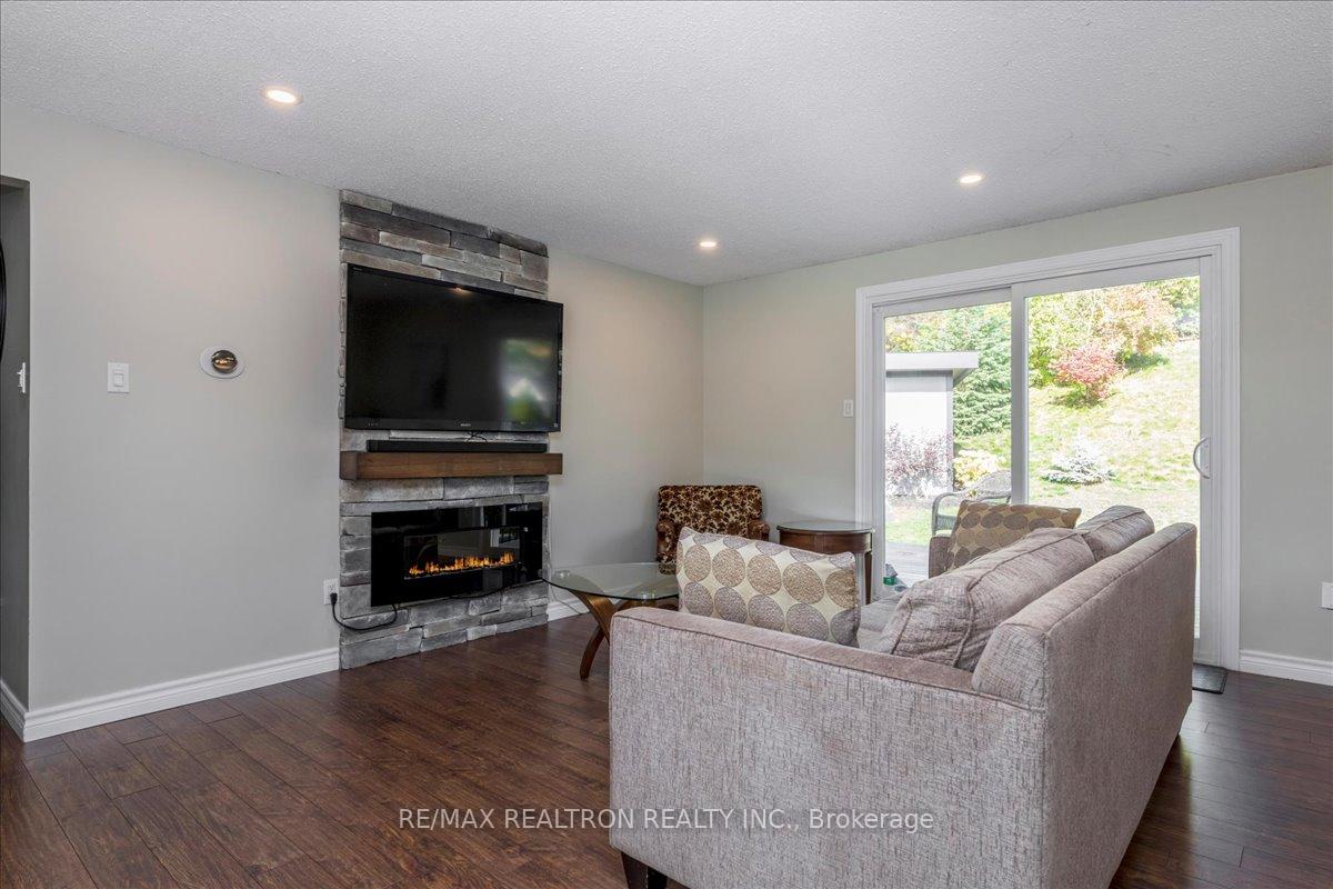 Photo 2 of 196 Edgehill Drive, Barrie, Edgehill Drive — HOMEH