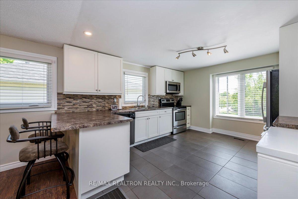 Photo 6 of 196 Edgehill Drive, Barrie, Edgehill Drive — HOMEH