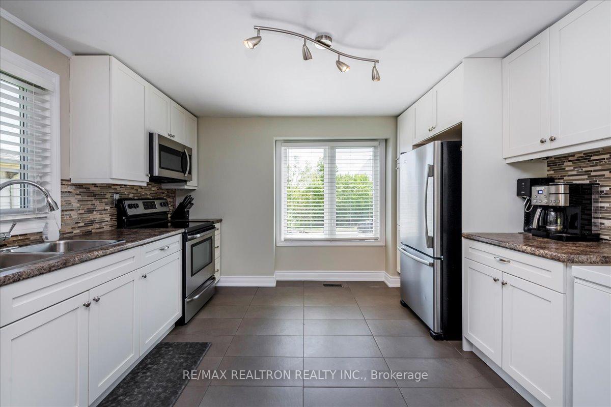 Photo 4 of 196 Edgehill Drive, Barrie, Edgehill Drive — HOMEH