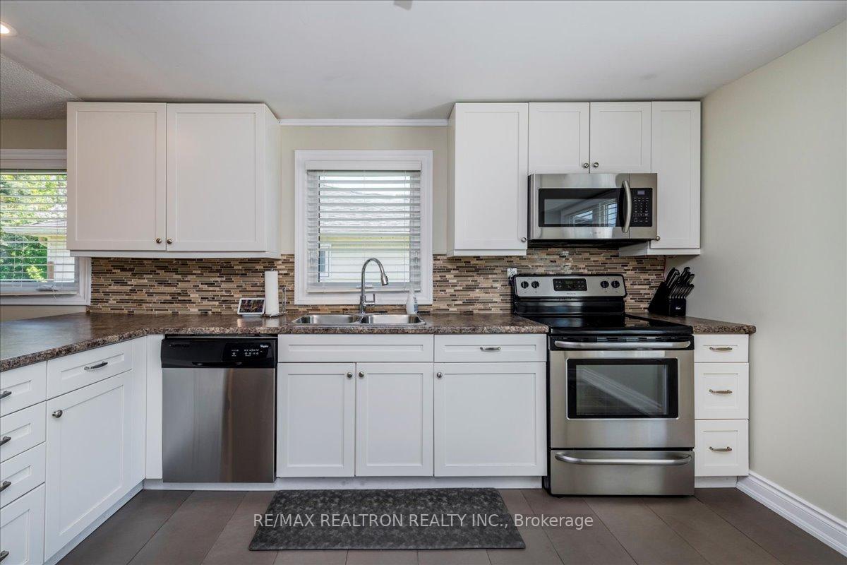 Photo 20 of 196 Edgehill Drive, Barrie, Edgehill Drive — HOMEH