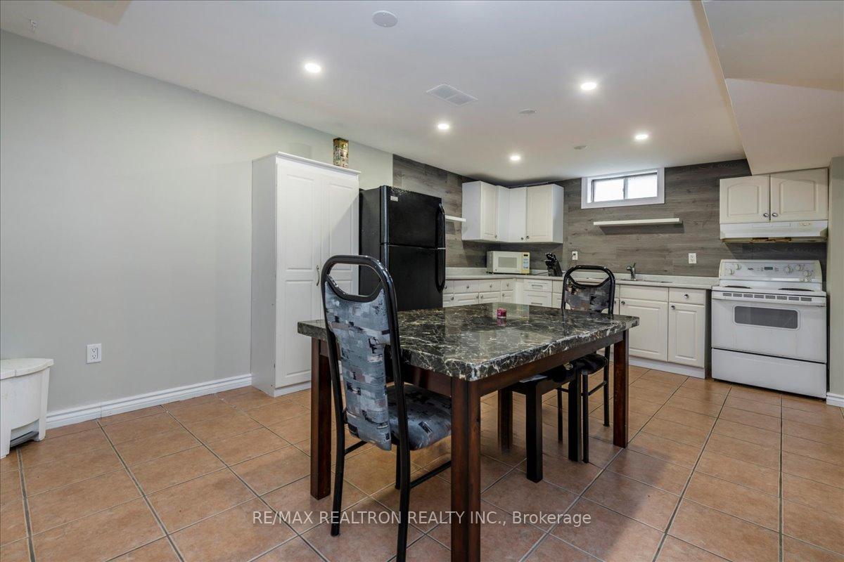 Photo 14 of 196 Edgehill Drive, Barrie, Edgehill Drive — HOMEH