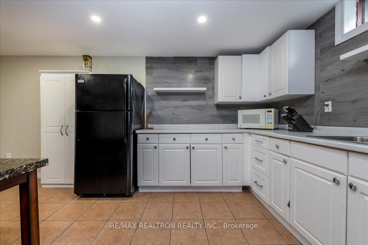 Photo 9 of 196 Edgehill Drive, Barrie, Edgehill Drive — HOMEH