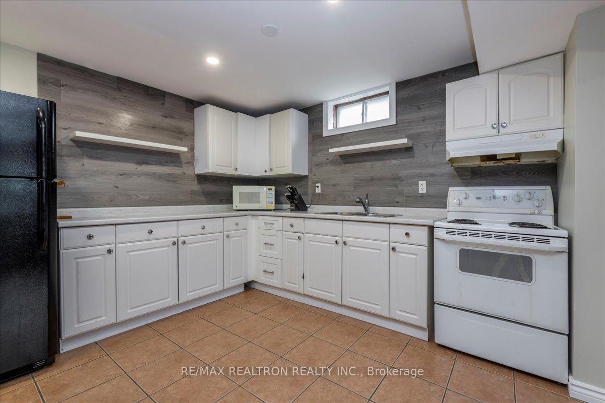 Photo 15 of 196 Edgehill Drive, Barrie, Edgehill Drive — HOMEH