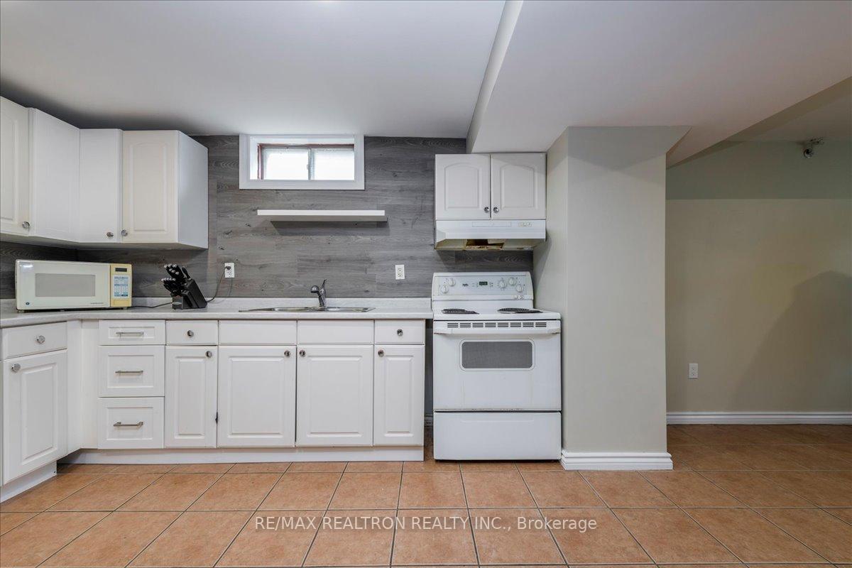 Photo 18 of 196 Edgehill Drive, Barrie, Edgehill Drive — HOMEH