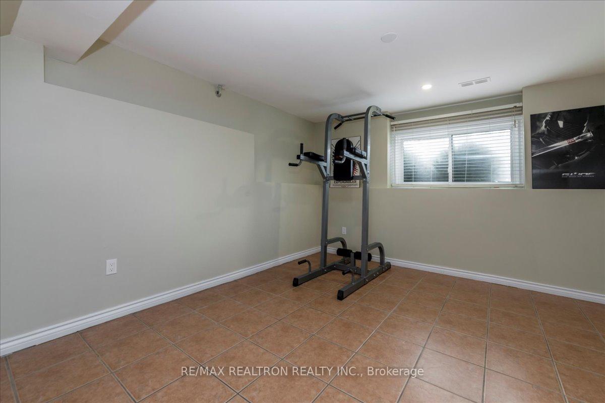 Photo 10 of 196 Edgehill Drive, Barrie, Edgehill Drive — HOMEH