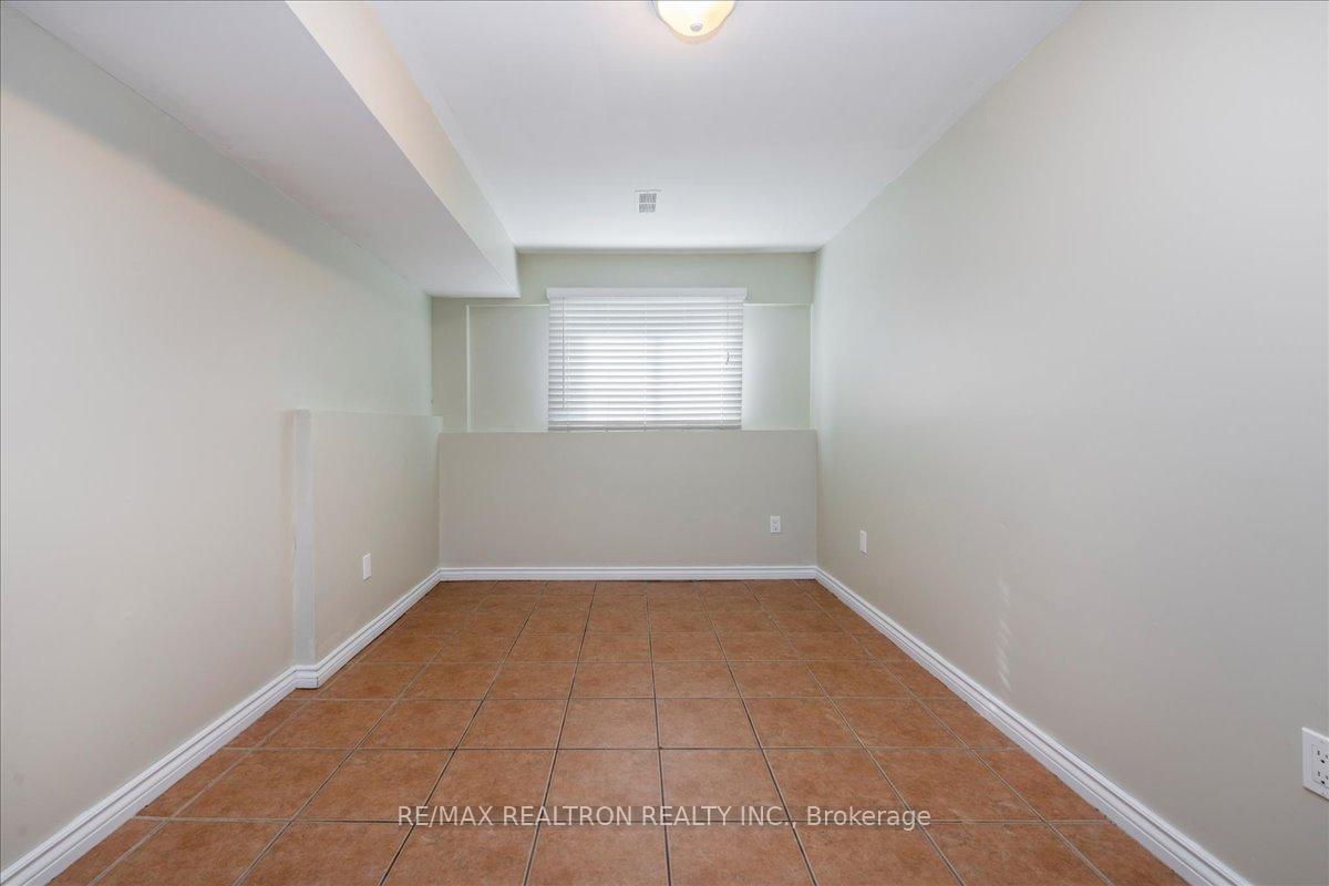 Photo 16 of 196 Edgehill Drive, Barrie, Edgehill Drive — HOMEH