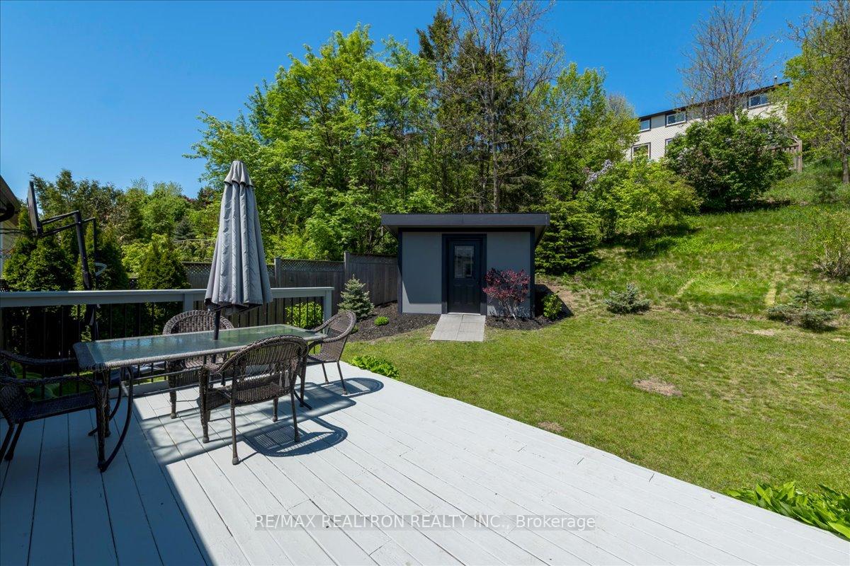 Photo 19 of 196 Edgehill Drive, Barrie, Edgehill Drive — HOMEH