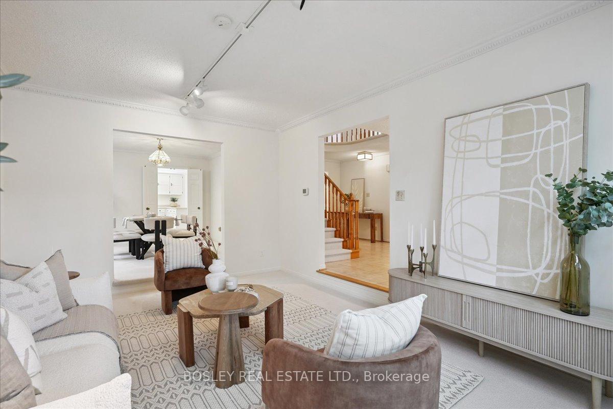 Photo 3 of 50 Simmons Crescent, Aurora, Aurora Highlands — HOMEH