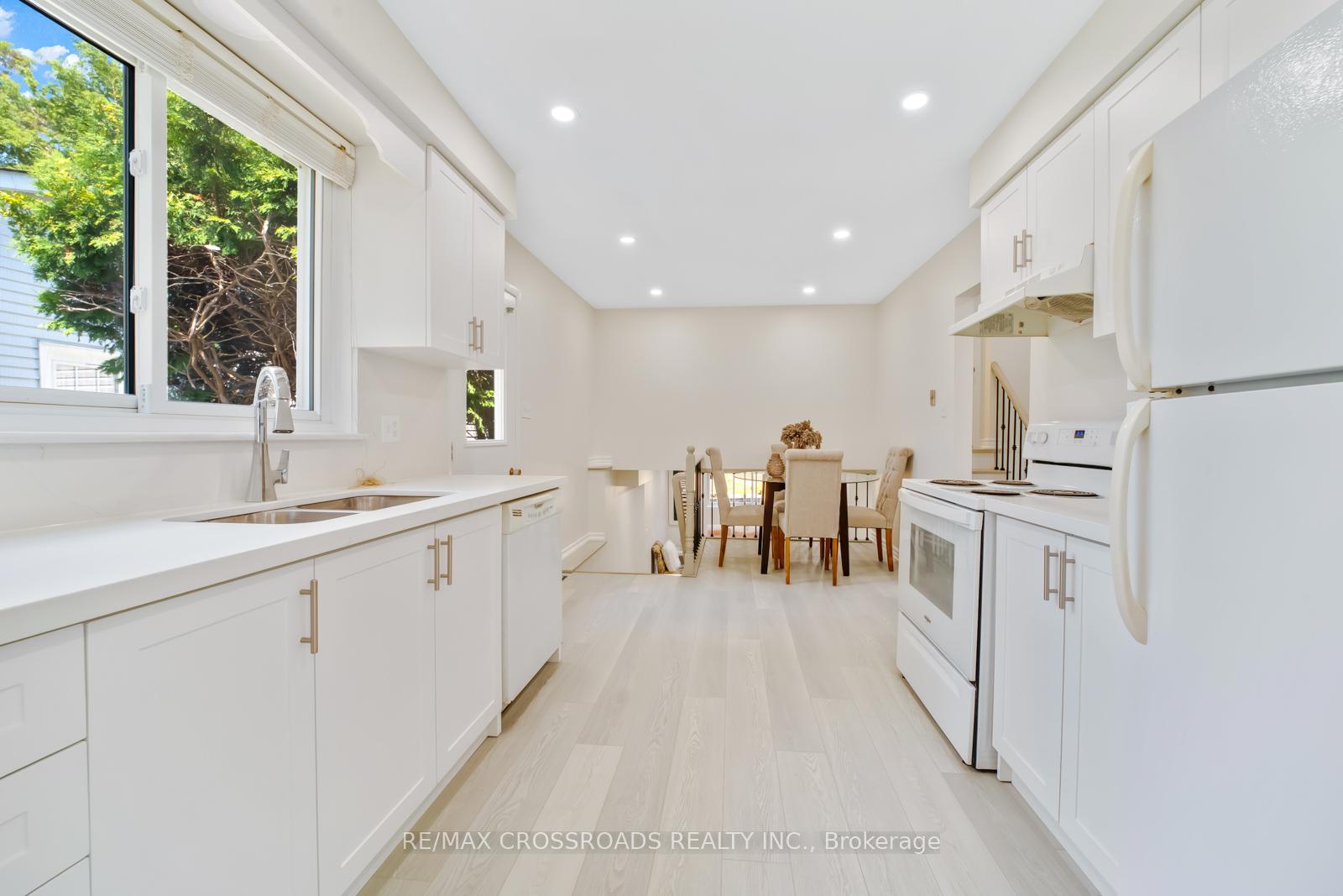 Photo 2 of 20 Deerpark Crescent, Clarington, Bowmanville — HOMEH