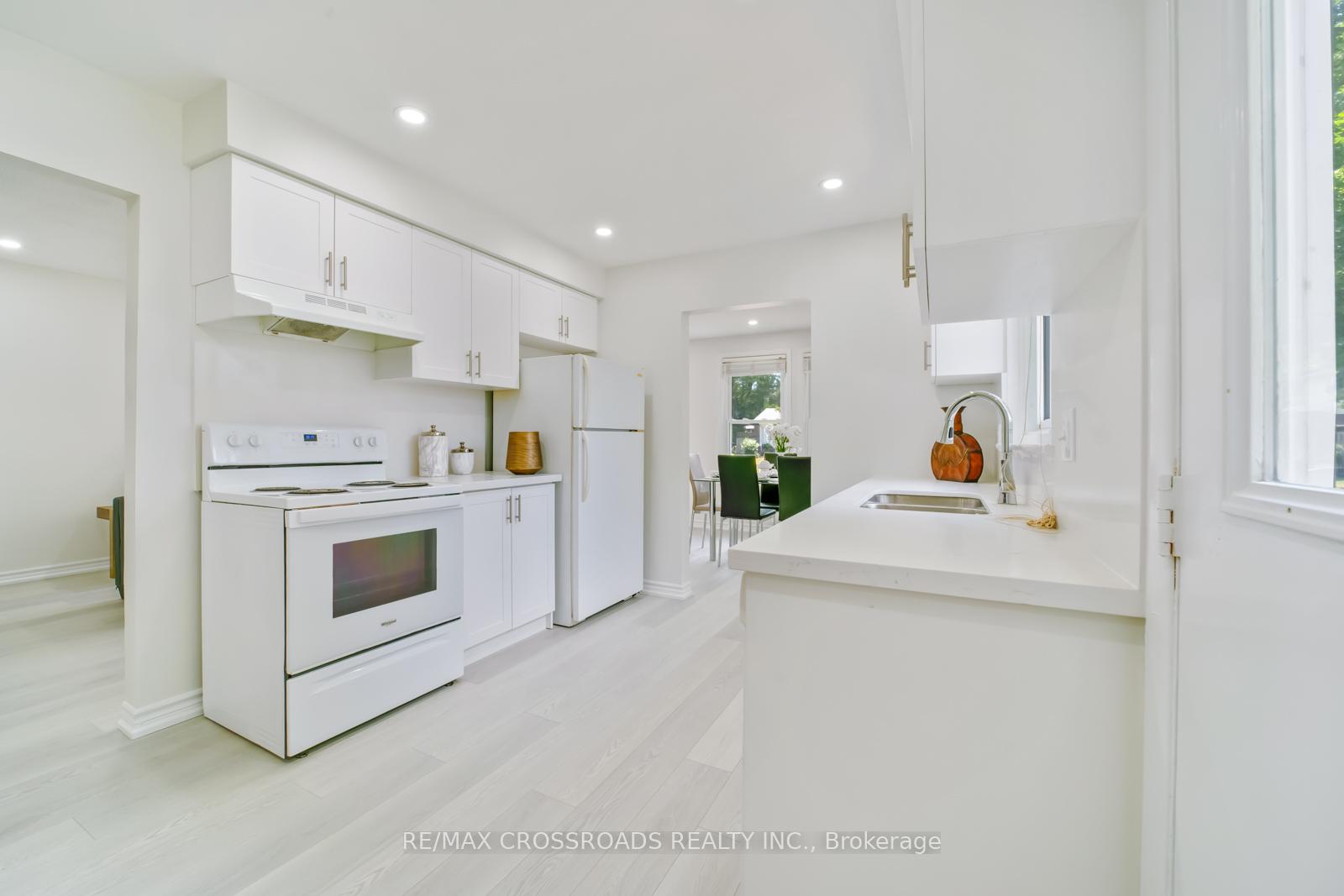 Photo 3 of 20 Deerpark Crescent, Clarington, Bowmanville — HOMEH