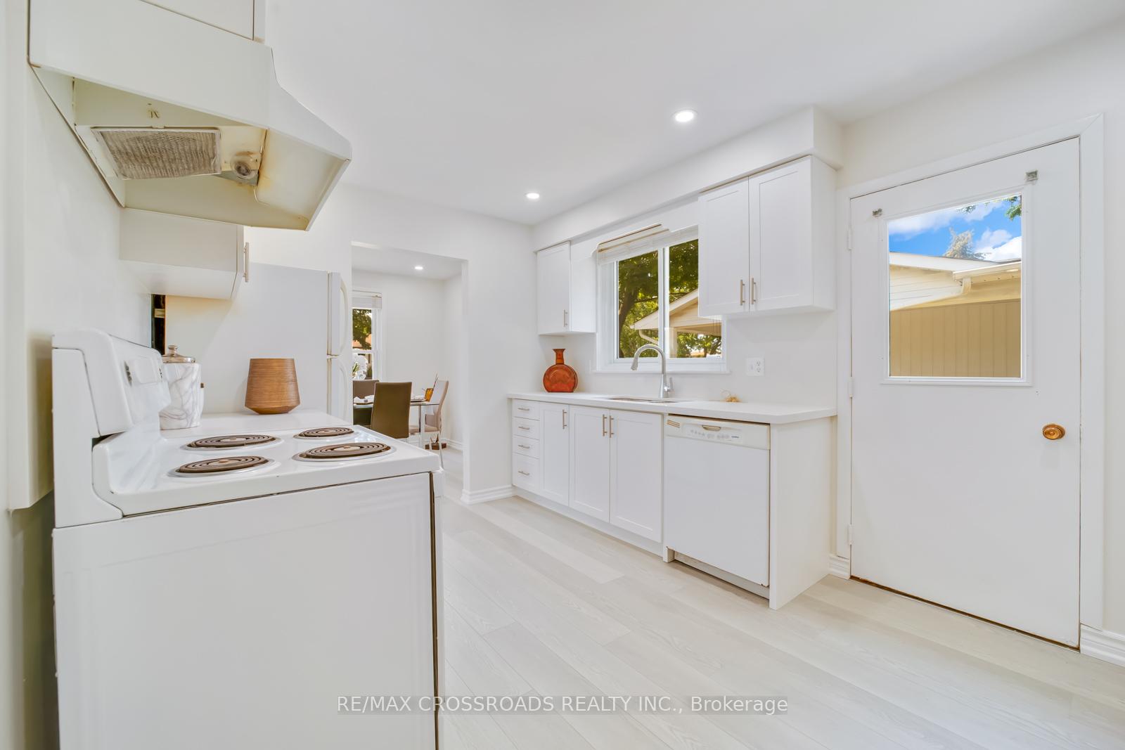Photo 13 of 20 Deerpark Crescent, Clarington, Bowmanville — HOMEH