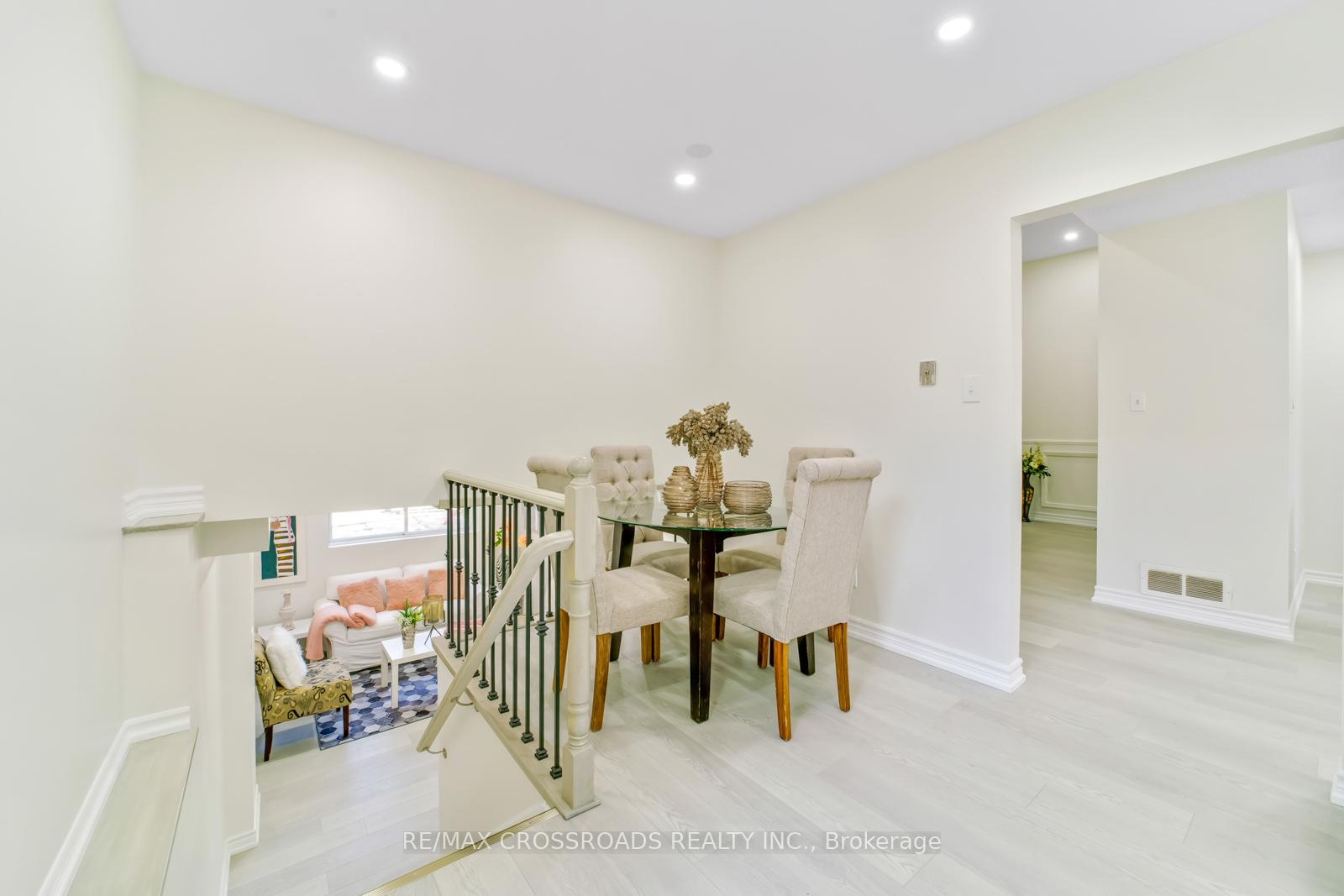 Photo 6 of 20 Deerpark Crescent, Clarington, Bowmanville — HOMEH