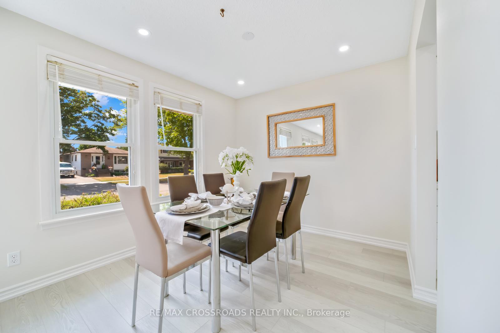 Photo 10 of 20 Deerpark Crescent, Clarington, Bowmanville — HOMEH