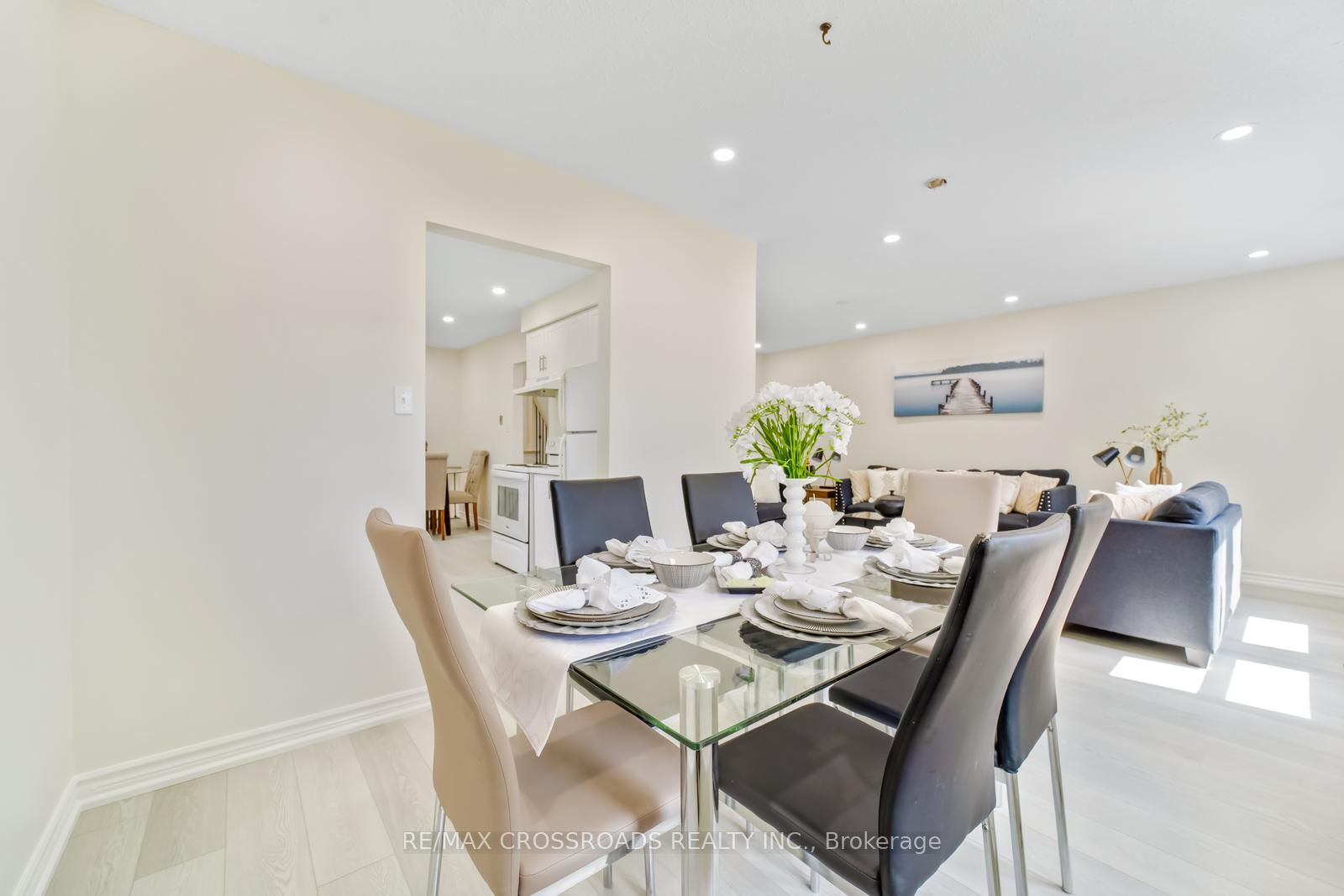 Photo 9 of 20 Deerpark Crescent, Clarington, Bowmanville — HOMEH